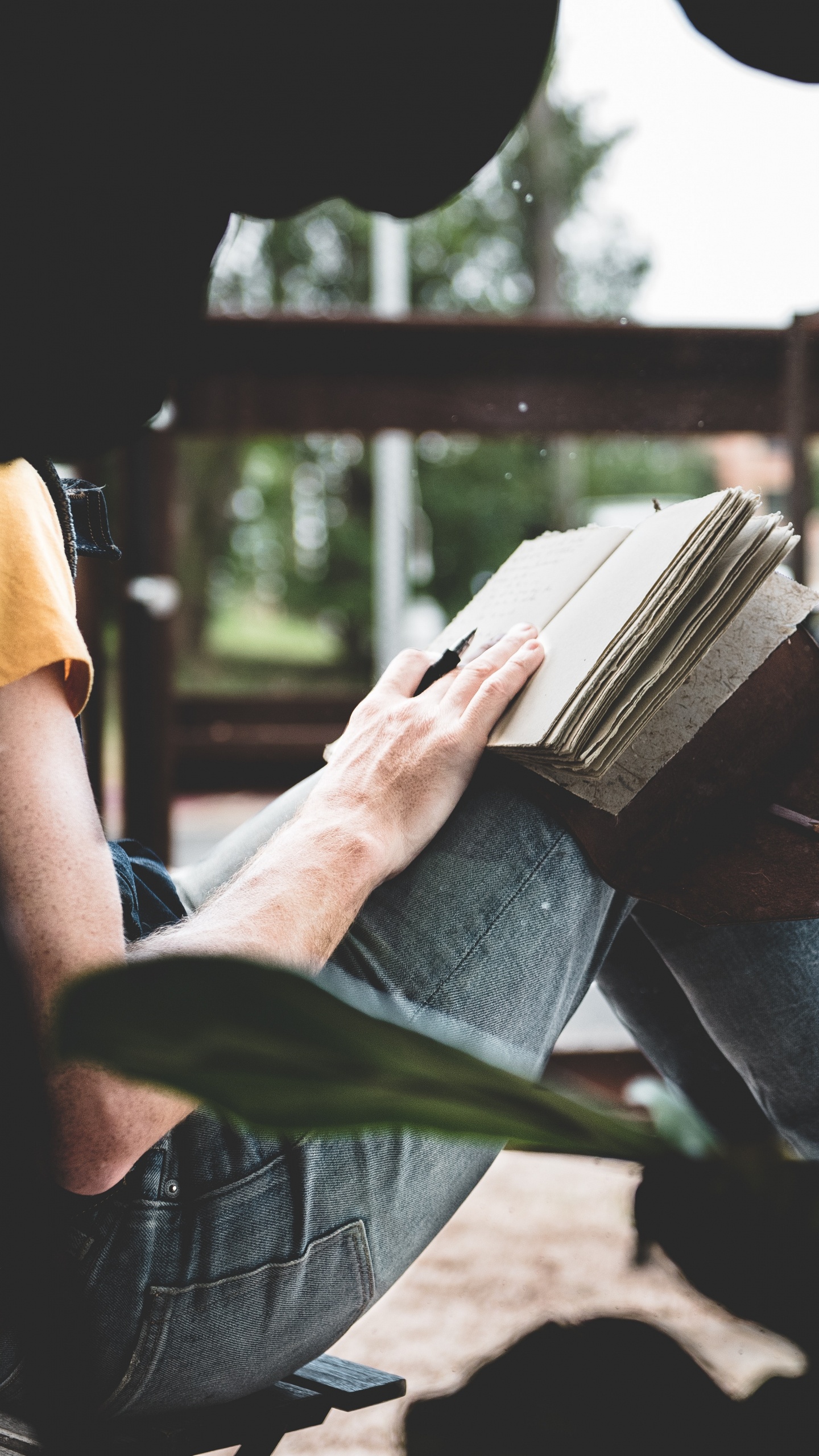 Обои письмо, сидящий, головной убор, башмак, чтение в разрешении 1440x2560