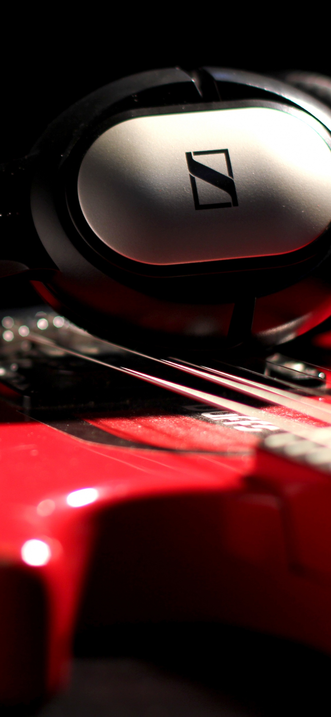 Обои наушники, Sennheiser, красный цвет, технологии, звуковое оборудование в разрешении 1125x2436