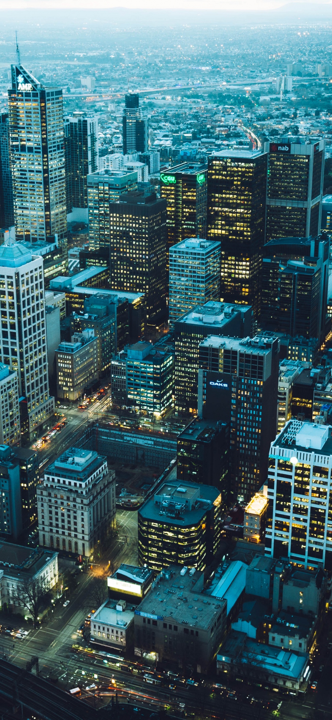 Обои здание, небоскреб, дневное время, вышка, мир в разрешении 1125x2436