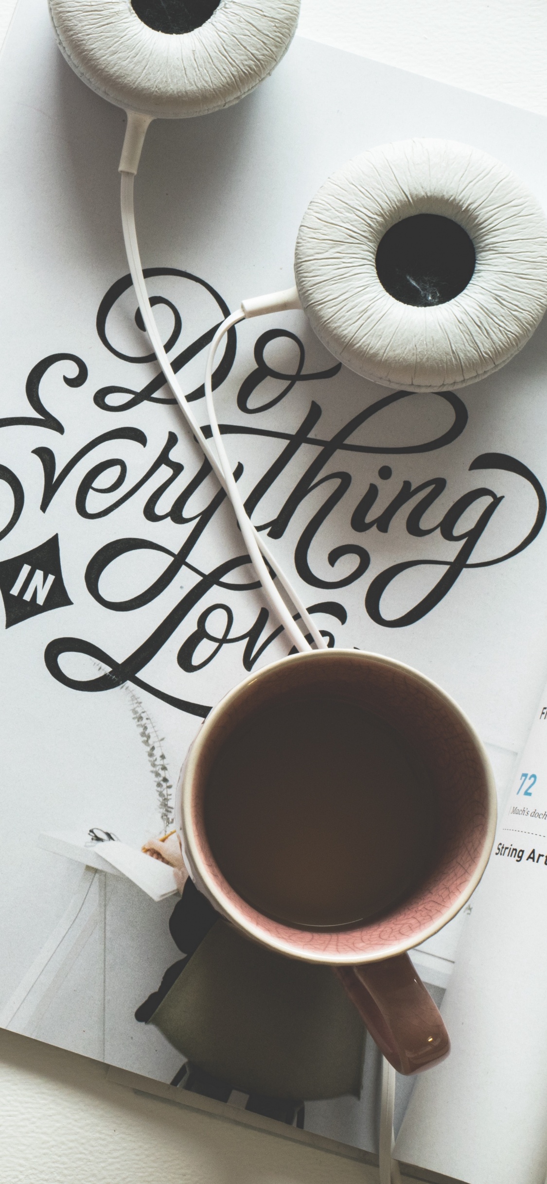 Обои наушники и кофе, кофе, наушники, планшет, андроид в разрешении 1125x2436