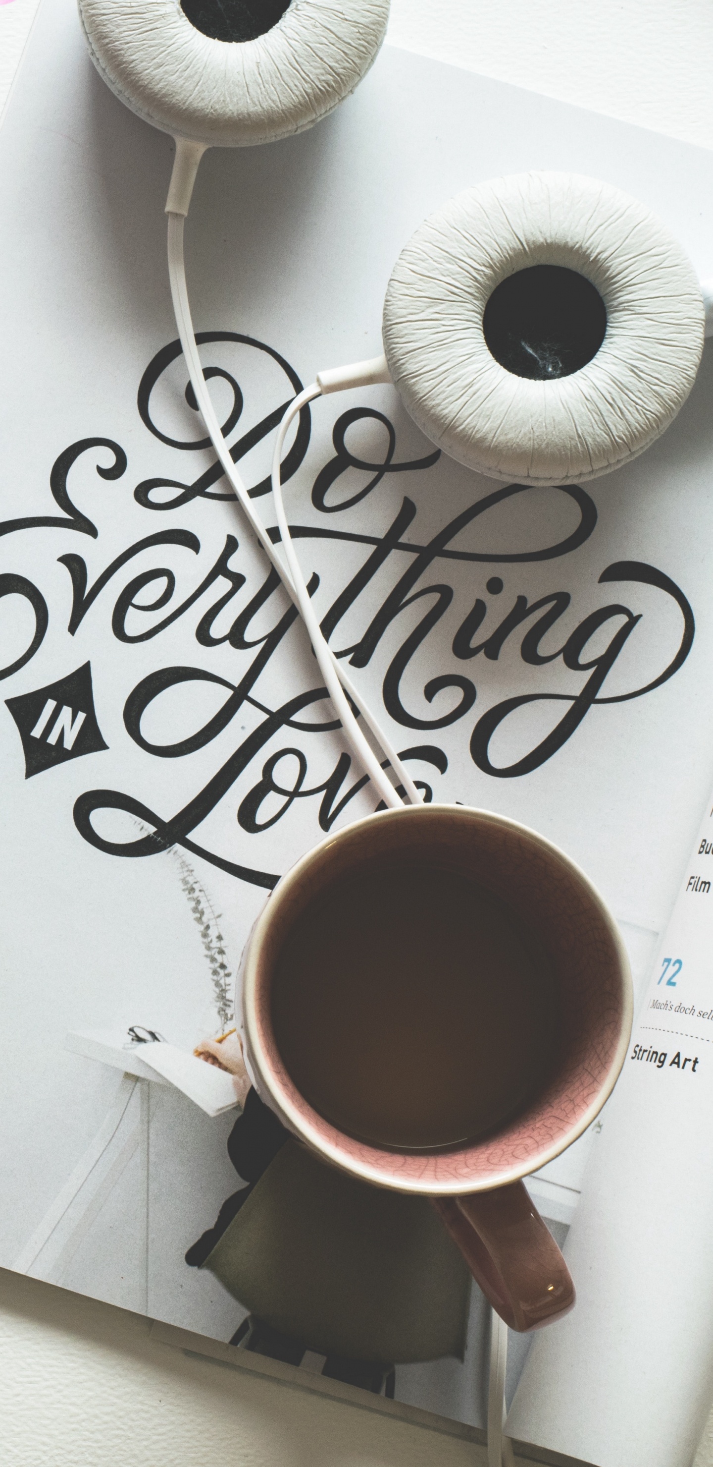 Обои наушники и кофе, кофе, наушники, планшет, андроид в разрешении 1440x2960