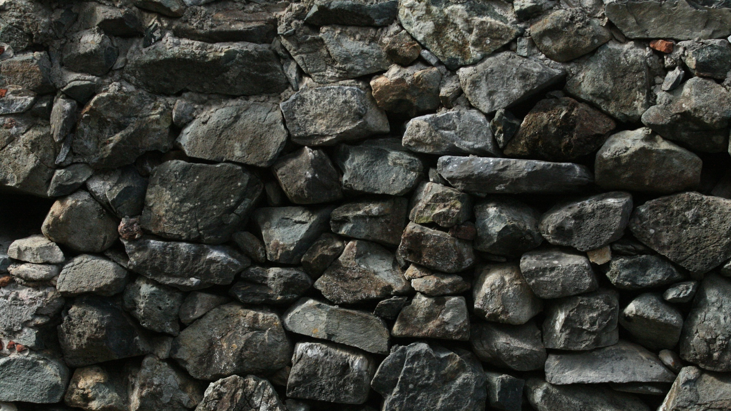 Обои каменная стена, стена, рок, коренная порода, булыжник в разрешении 2560x1440