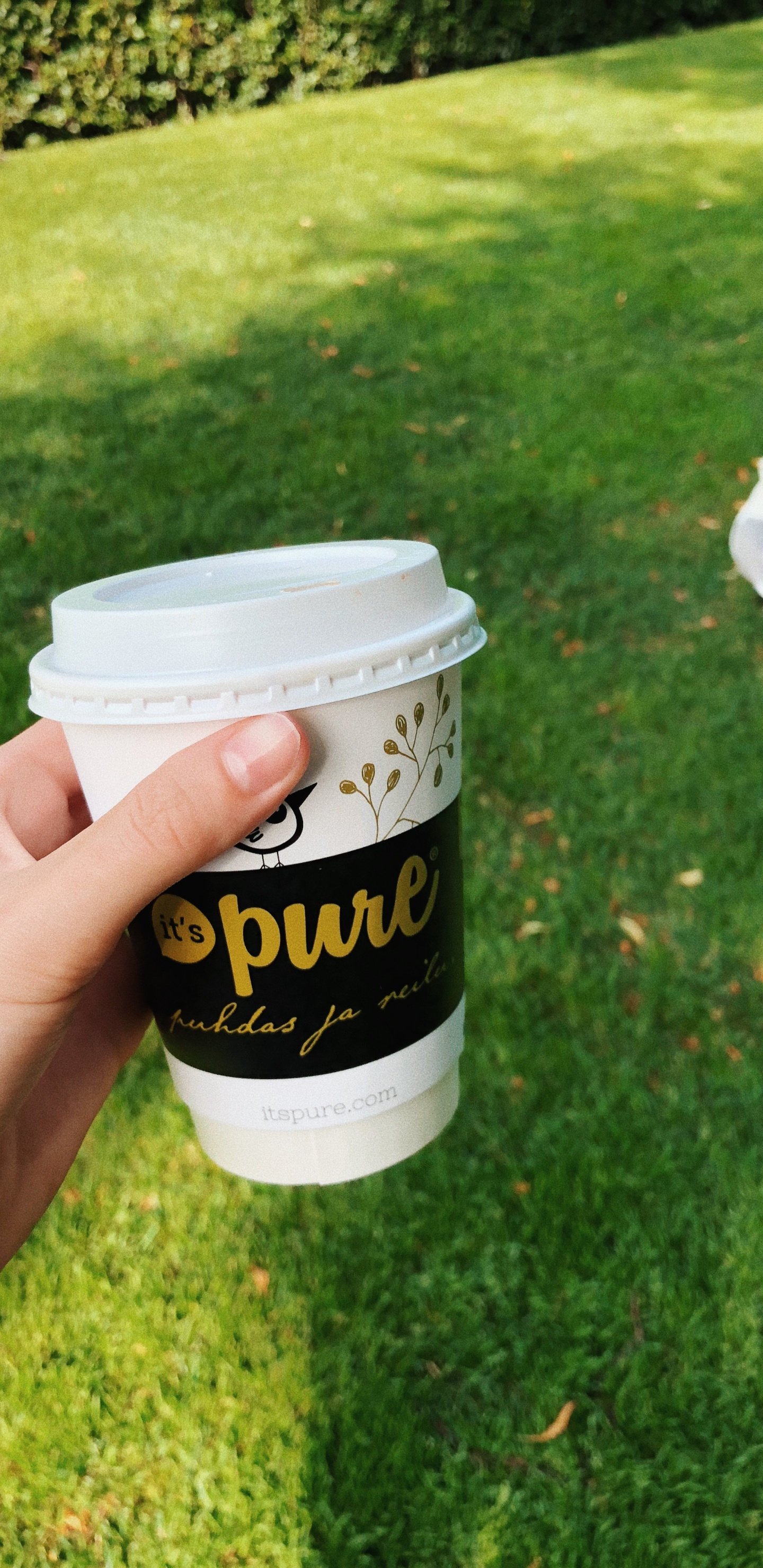 Обои чашка кофе рукав, лого, чашка, крышка, почвопокровная в разрешении 1440x2960