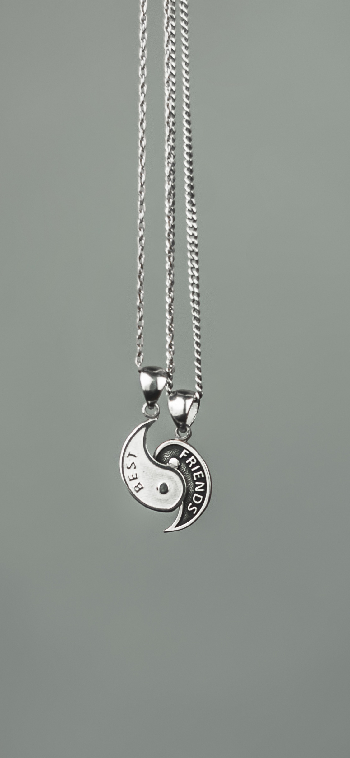 Обои ювелирные изделия, модный аксессуар, ожерелье, цепь, кулон в разрешении 1125x2436