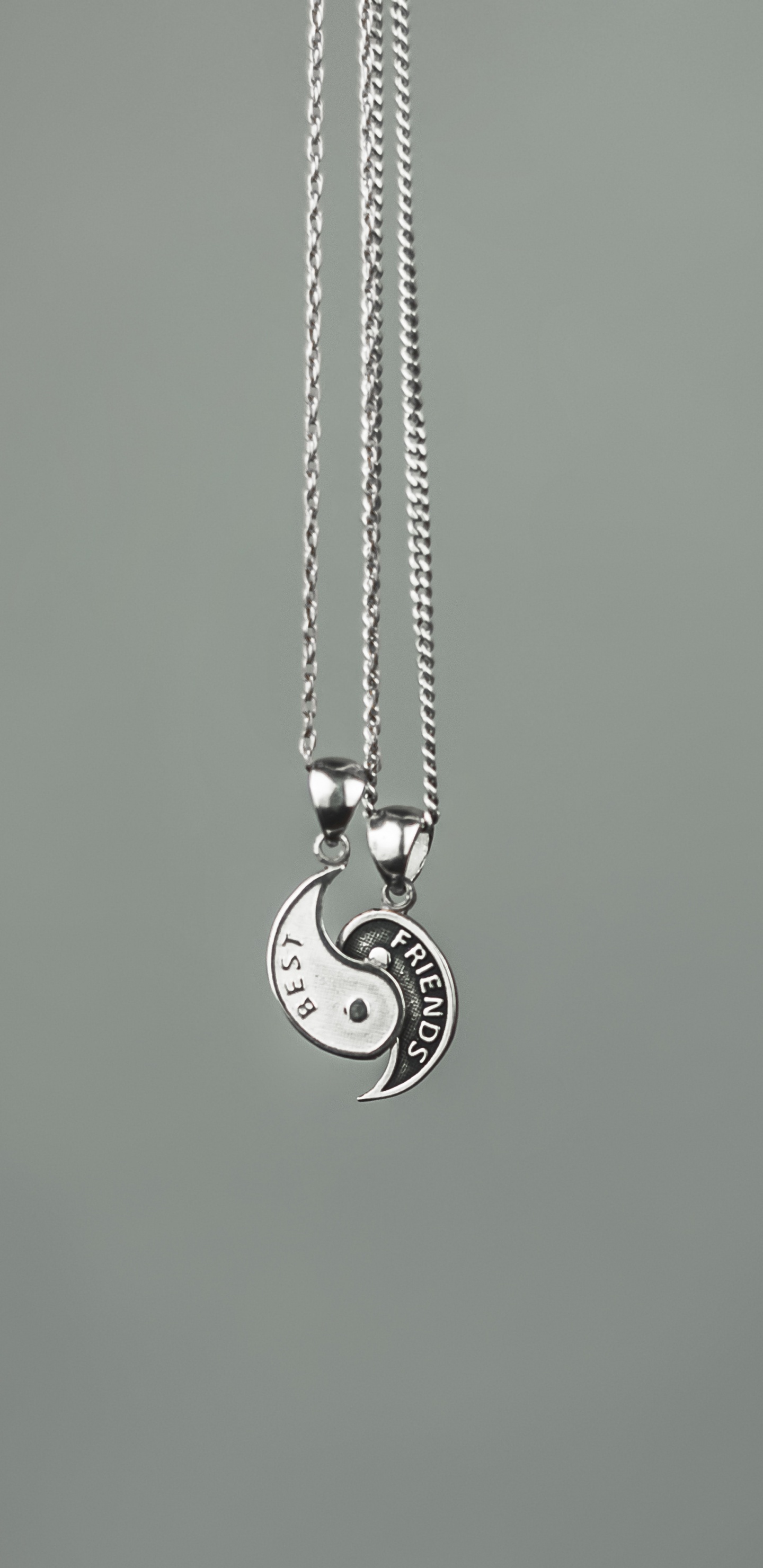 Обои ювелирные изделия, модный аксессуар, ожерелье, цепь, кулон в разрешении 1440x2960