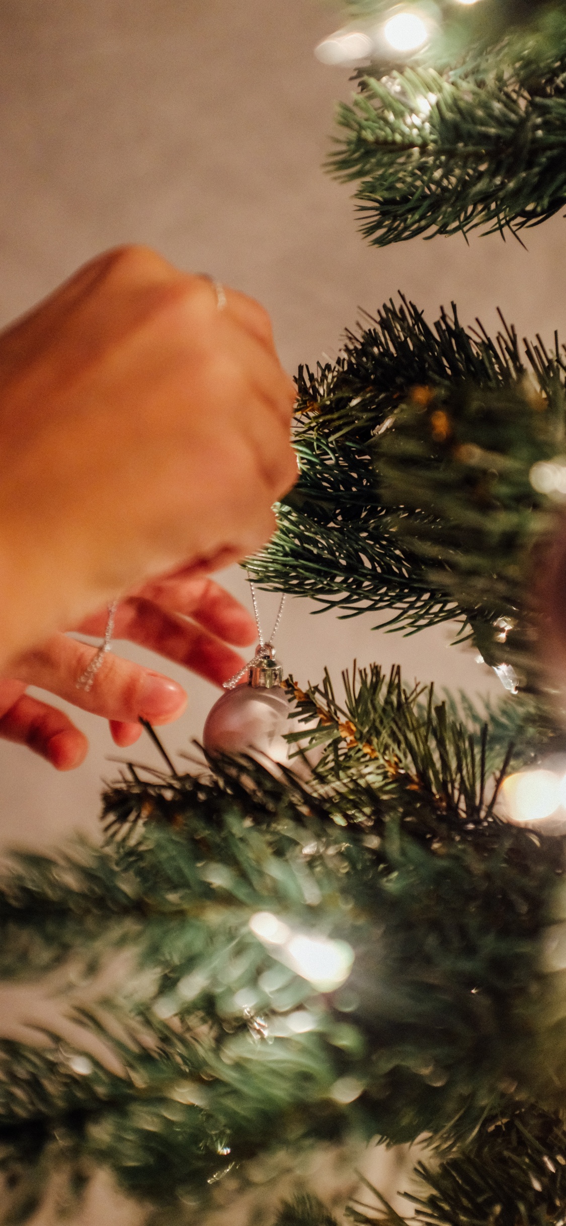 Обои Рождественский день, елка, дерево, Рождество, рождественский орнамент в разрешении 1125x2436