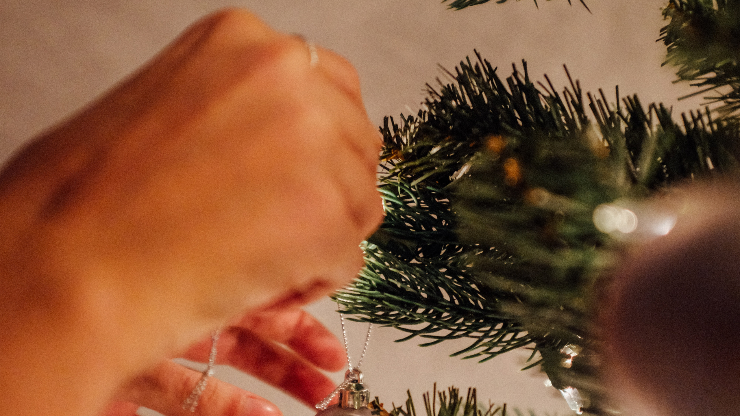 Обои Рождественский день, елка, дерево, Рождество, рождественский орнамент в разрешении 2560x1440