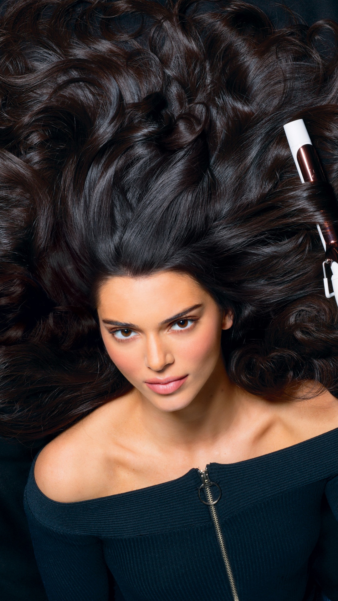 Обои прическа супермодель, супермодель, знаменитость, модель, рука в разрешении 1080x1920