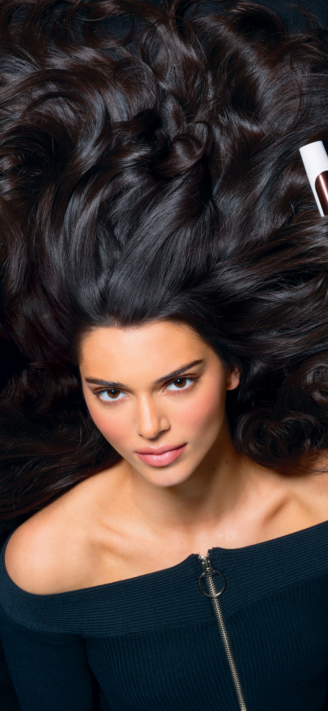 Обои прическа супермодель, супермодель, знаменитость, модель, рука в разрешении 1125x2436