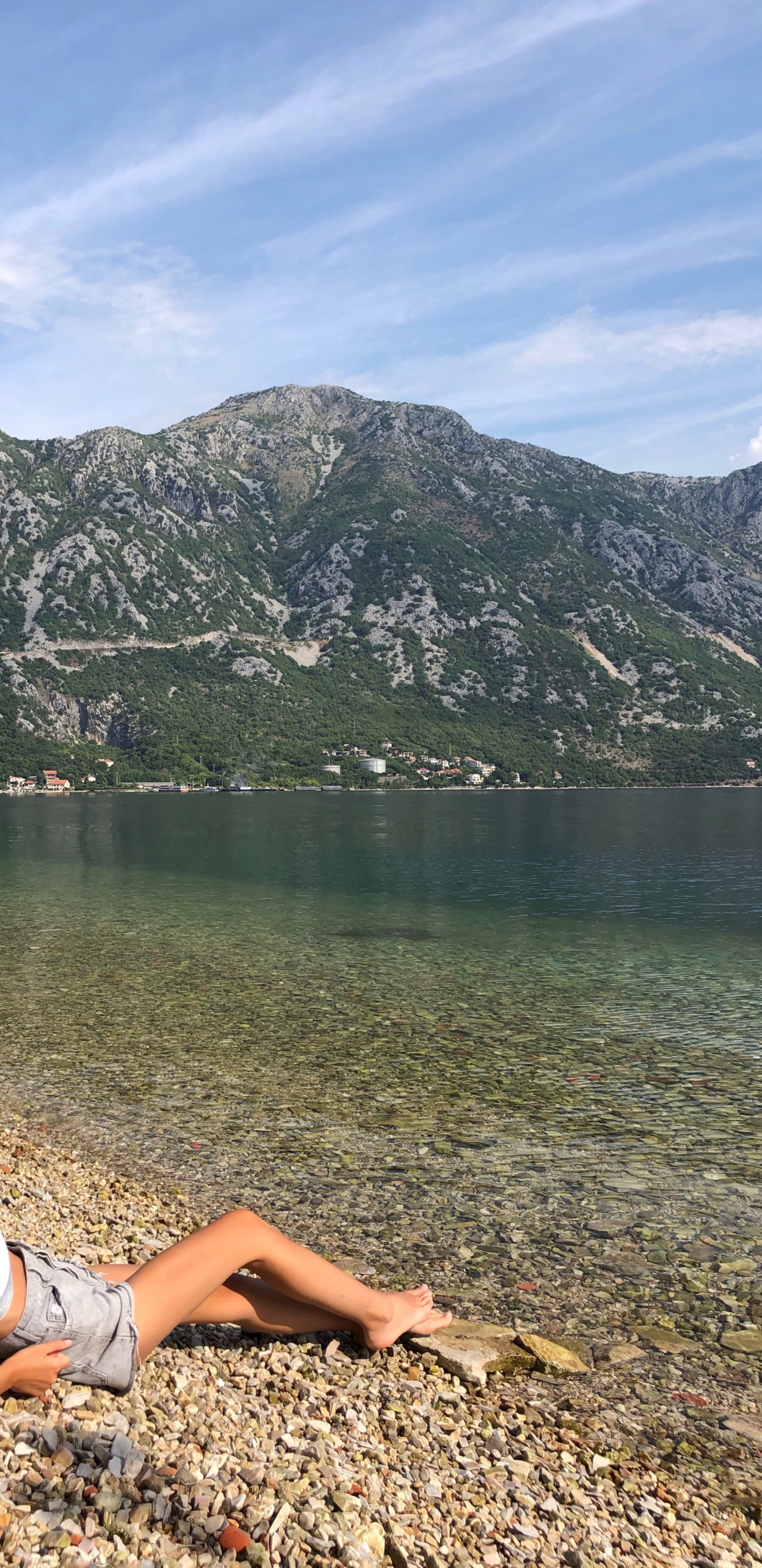 Обои фьорд, вода, гора, туризм, водоем в разрешении 1440x2960