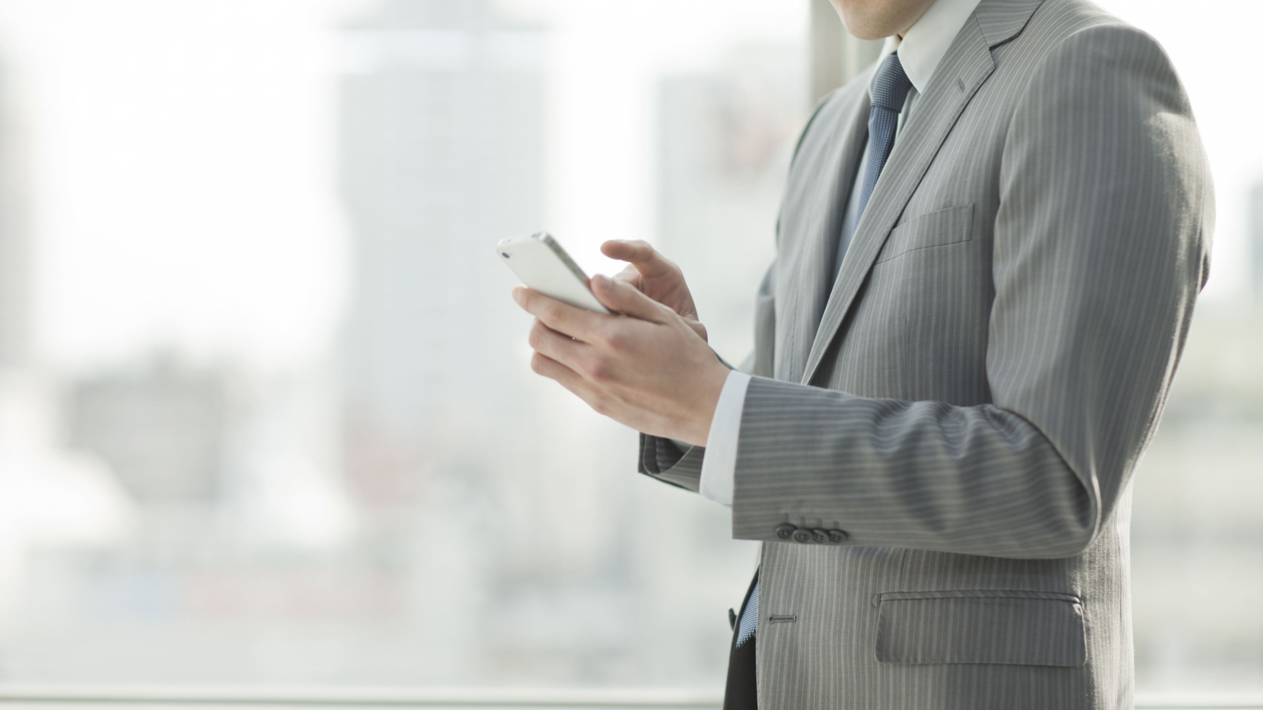 Обои бизнес, технологии, Железный человек, коммуникация, стояние в разрешении 2560x1440