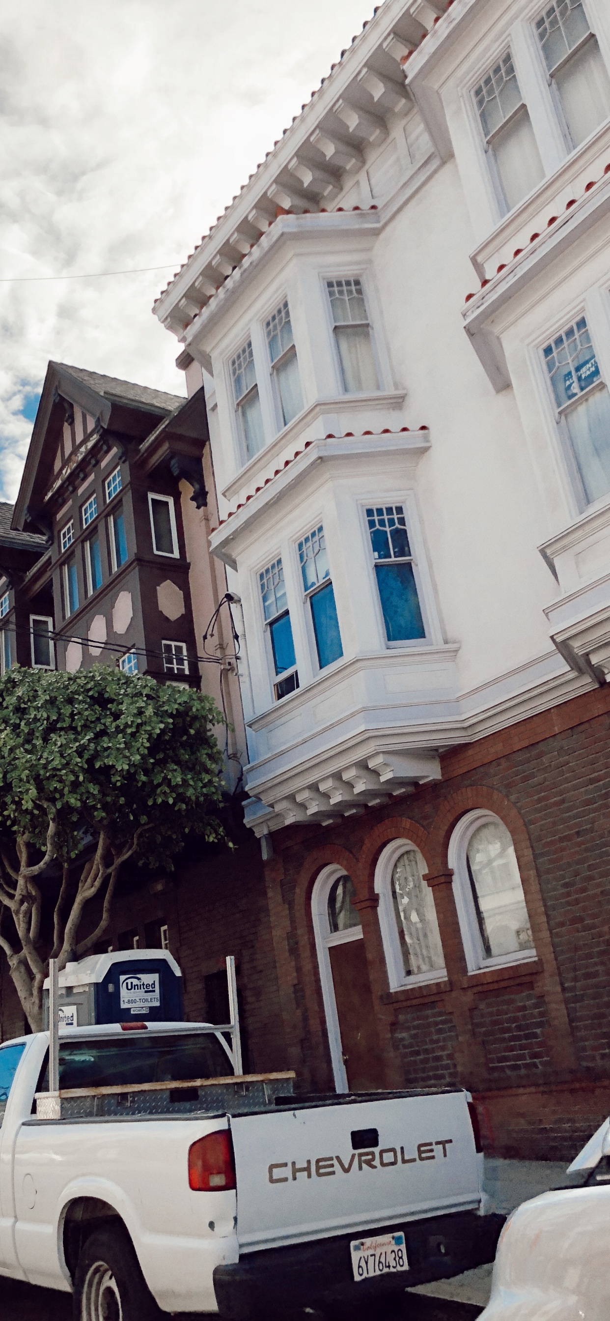 Обои архитектура, шина, дорога, колесо, горный рельеф в разрешении 1242x2688