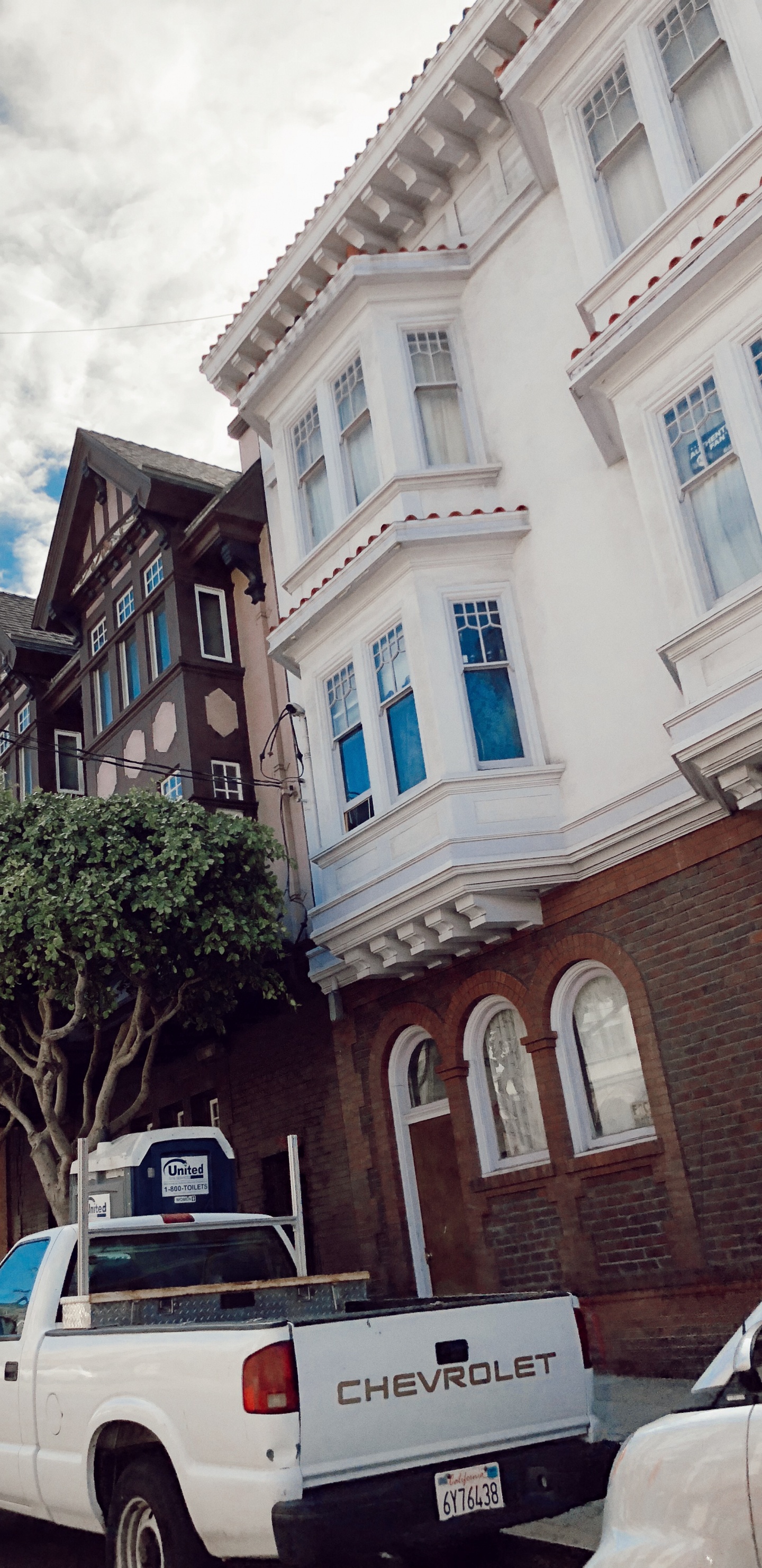 Обои архитектура, шина, дорога, колесо, горный рельеф в разрешении 1440x2960