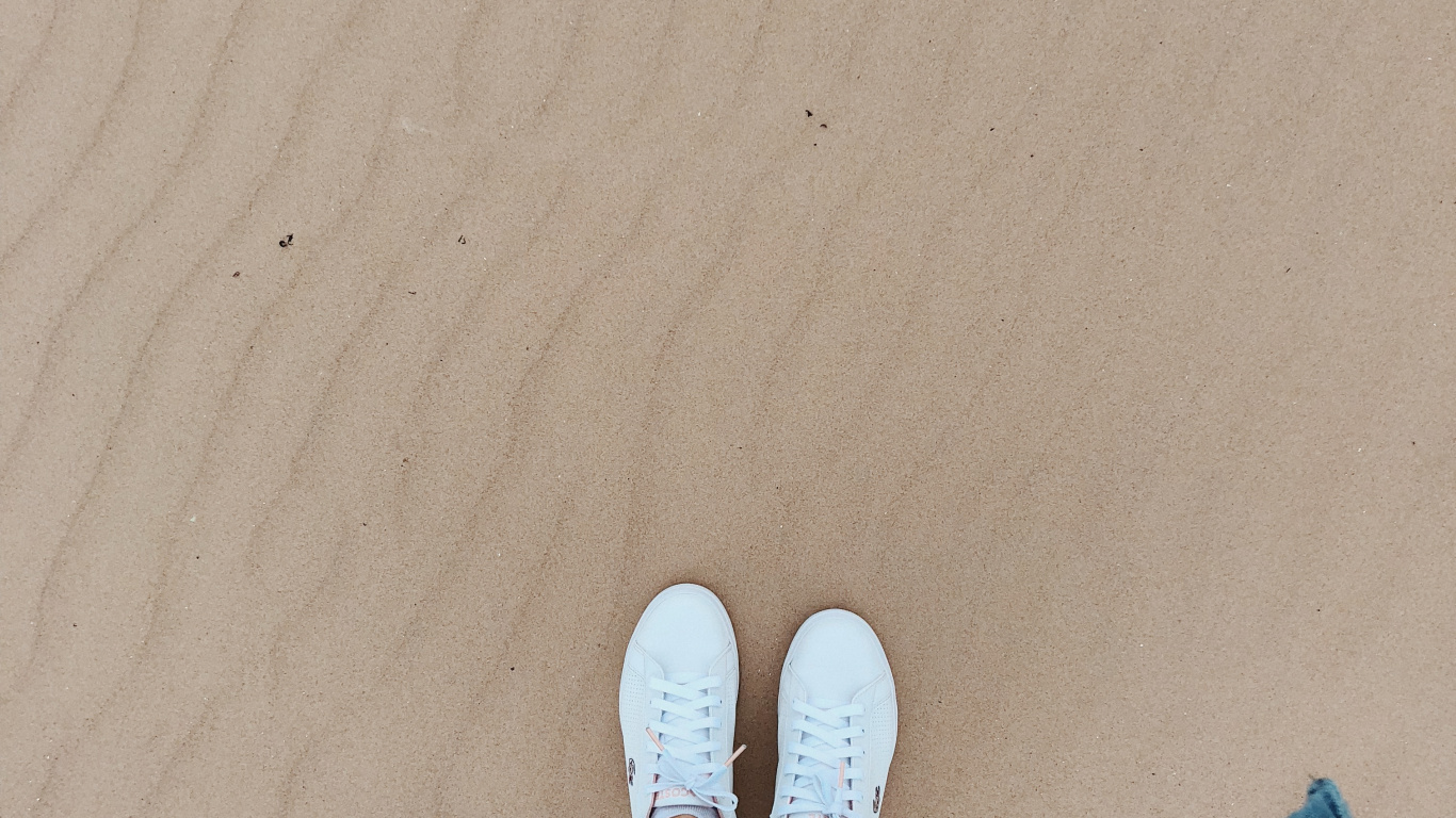 Обои песок, одежда, человек, нога, окружающая среда в разрешении 1366x768