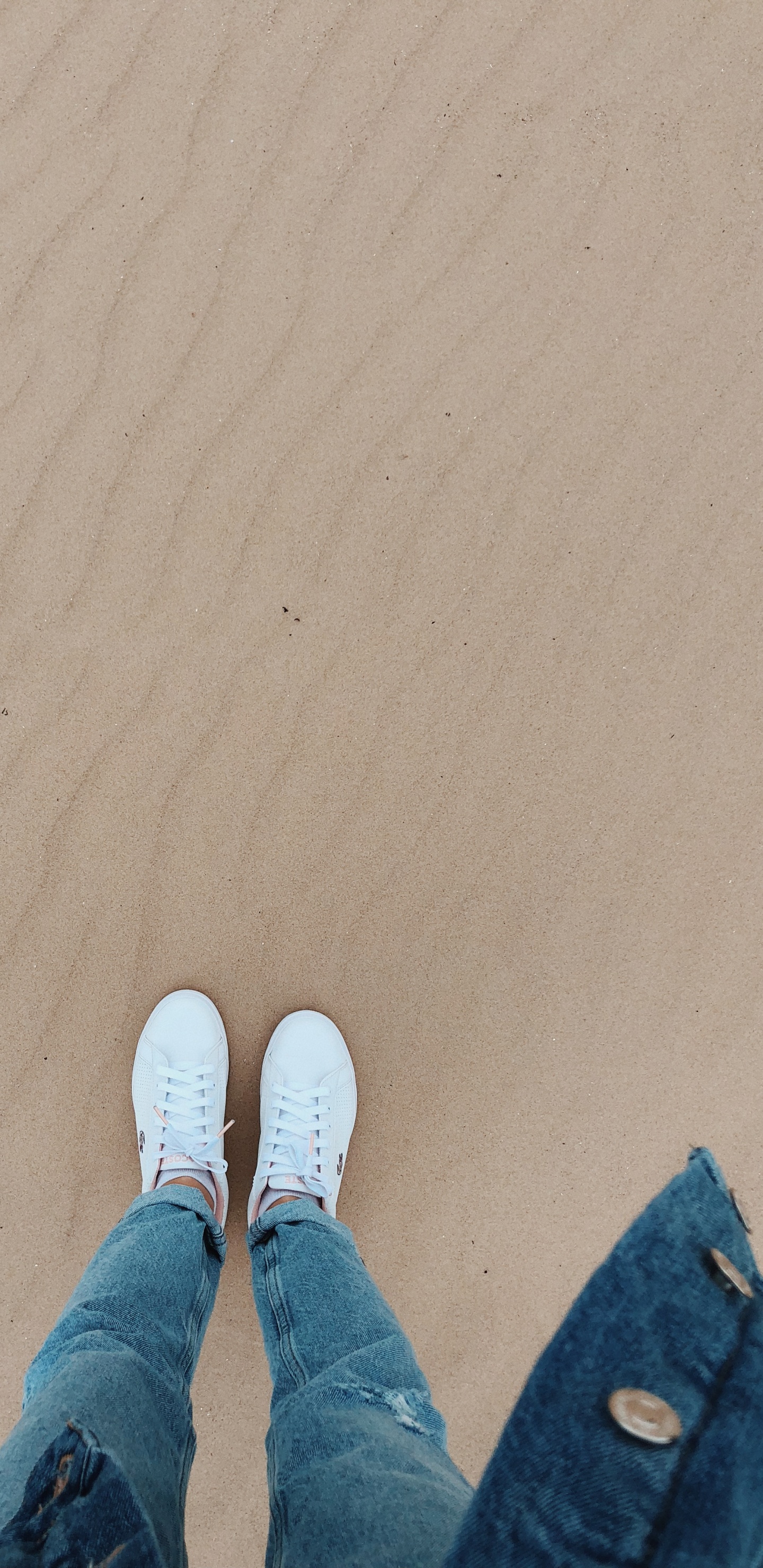 Обои песок, одежда, человек, нога, окружающая среда в разрешении 1440x2960