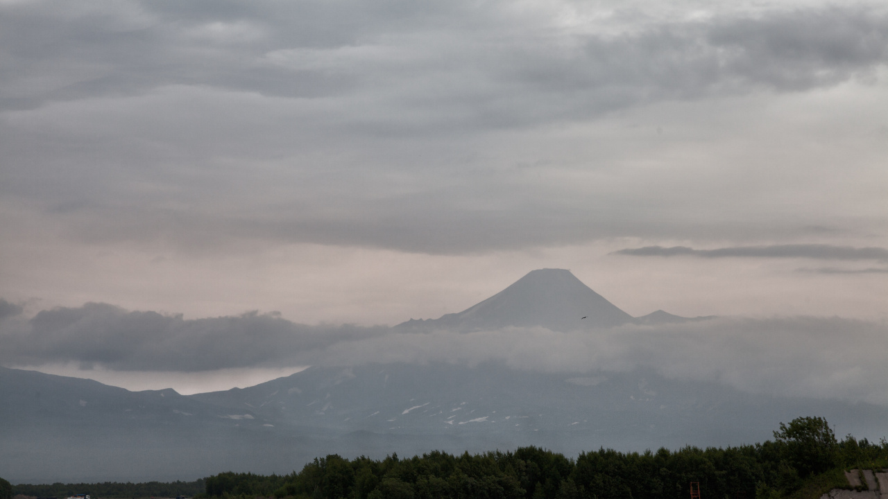 Обои гора, нагорье, облако, холм, горный хребет в разрешении 1280x720