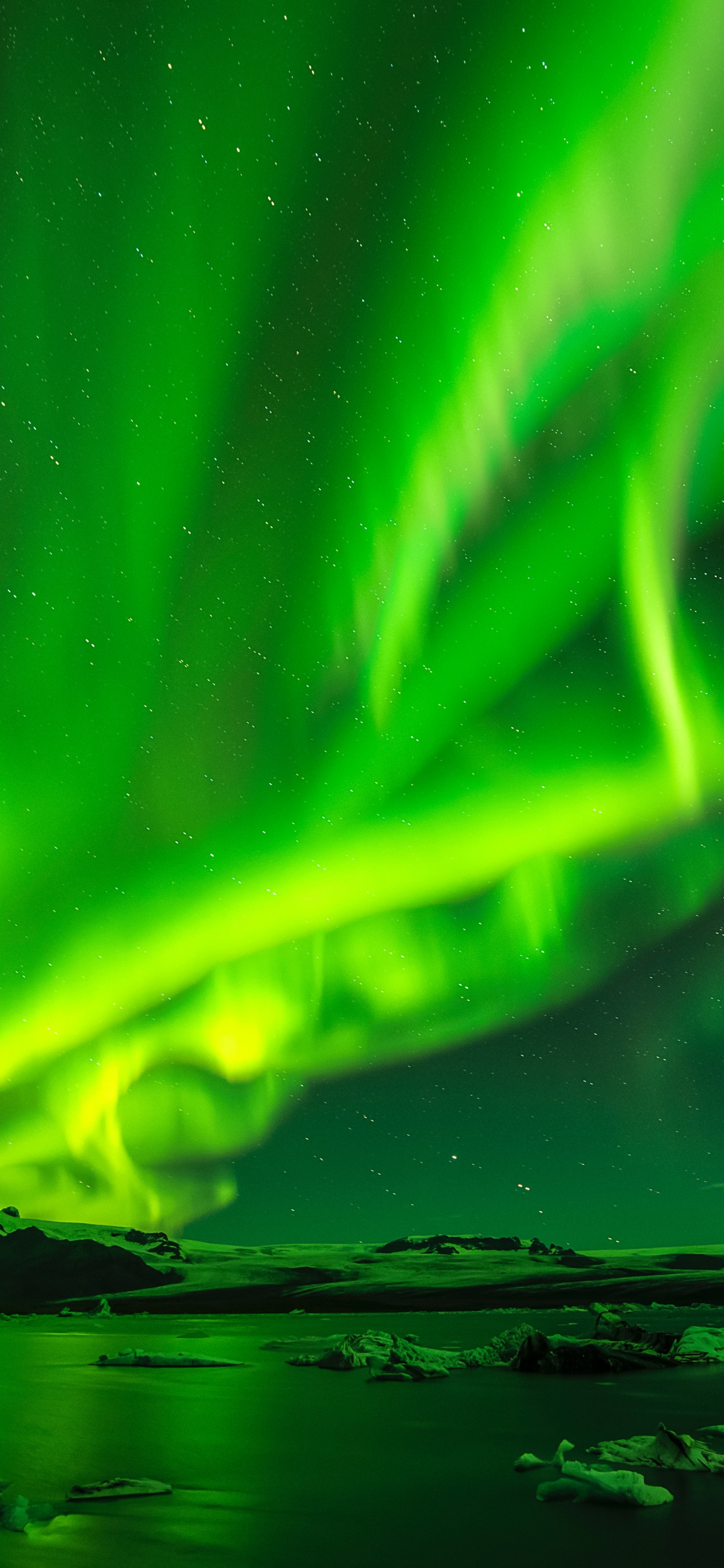 Обои зеленое северное сияние, Аврора, свет, зеленый, природа в разрешении 1242x2688