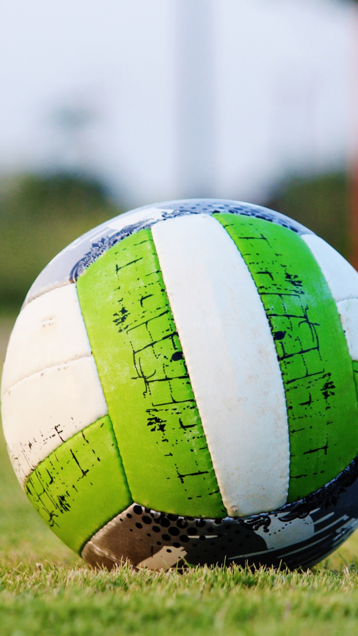 Обои мяч, футбольный мяч, зеленый, футбол, футбольный в разрешении 720x1280