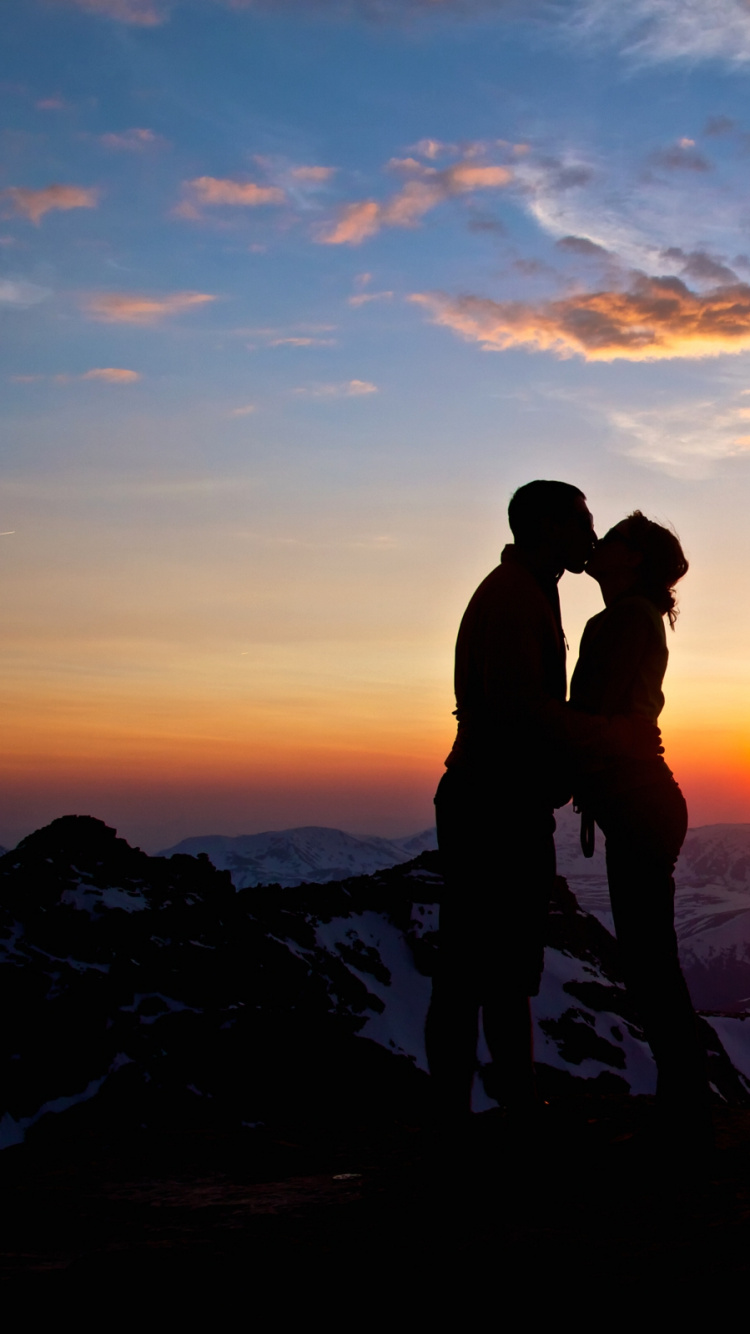 Обои поцелуй, роман, горный рельеф, восход солнца, закат в разрешении 750x1334