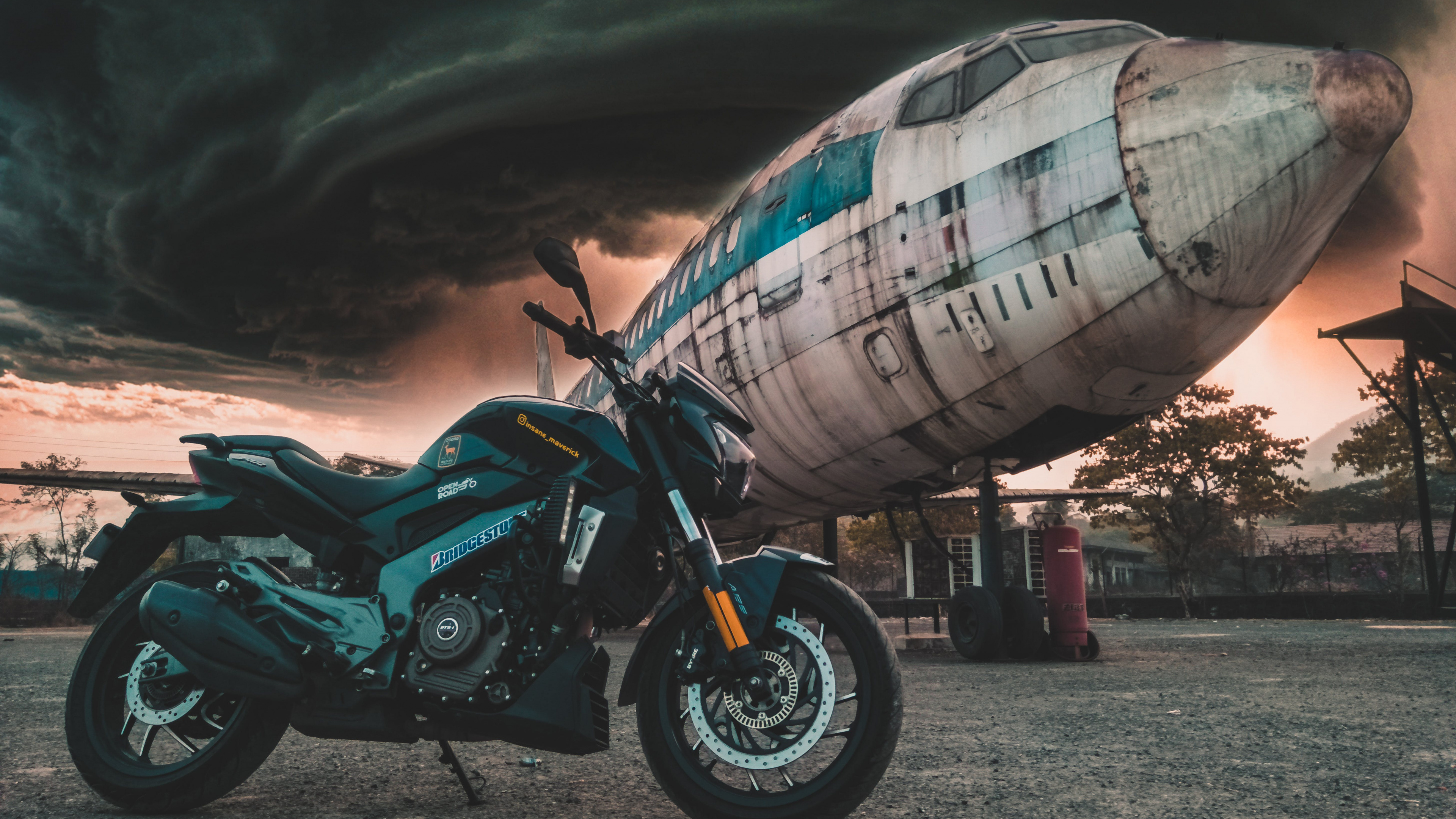 Обои мотоцикл, спортивный мотоцикл, авто, мотоцикл старый школьный гараж, Мотоциклы Triumph в разрешении 3840x2160