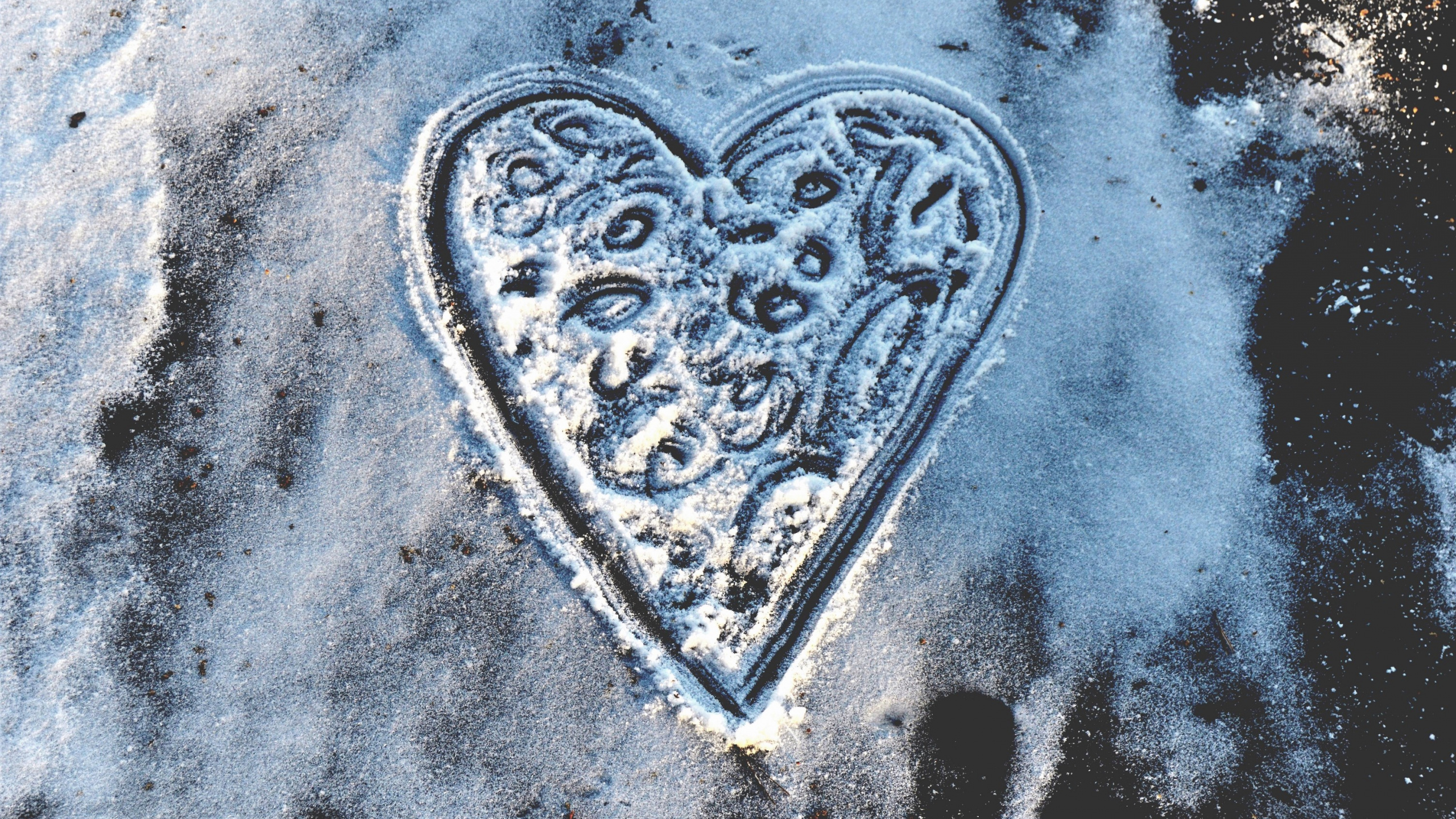 Обои сердце, орган, зима, снег, замораживание в разрешении 2560x1440