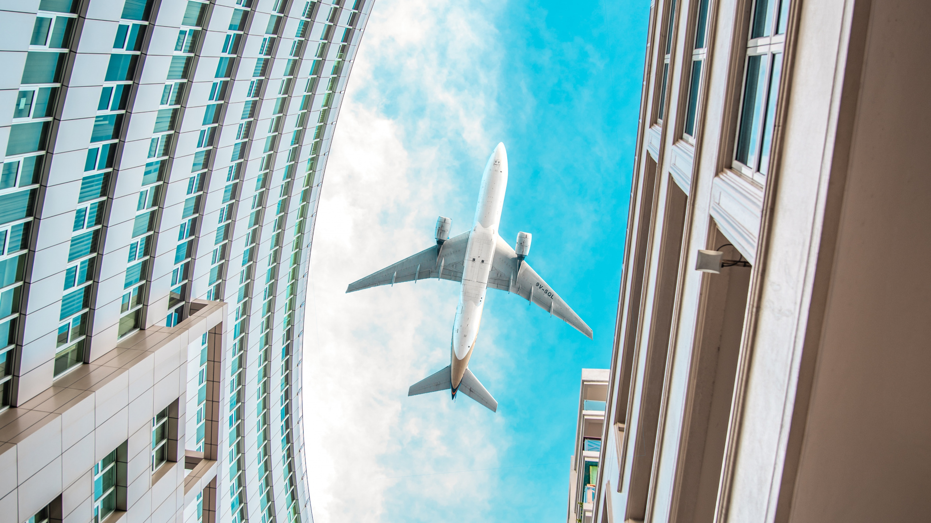 Обои здание, синий, архитектура, комната, город в разрешении 1920x1080