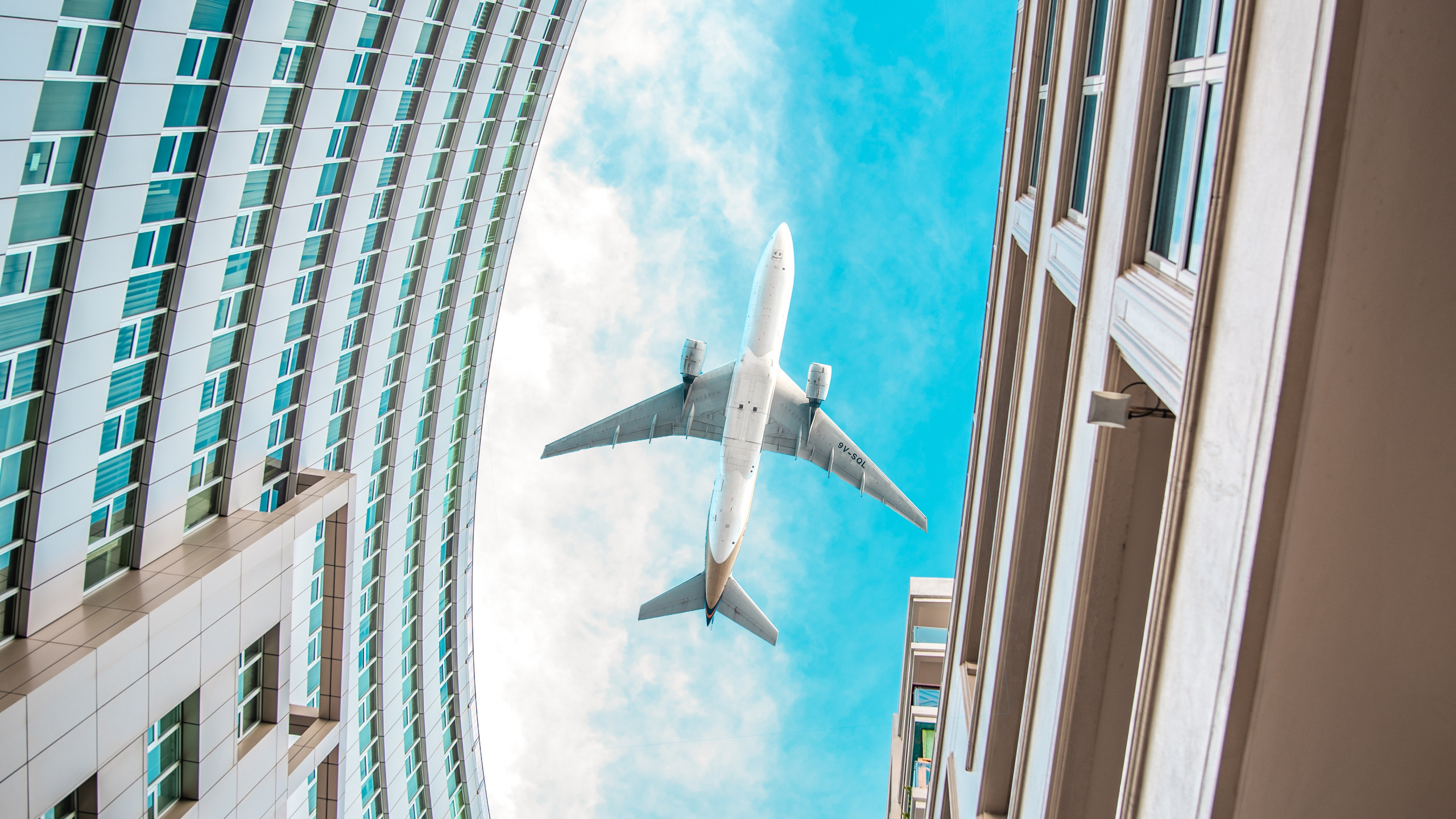 Обои здание, синий, архитектура, комната, город в разрешении 2560x1440