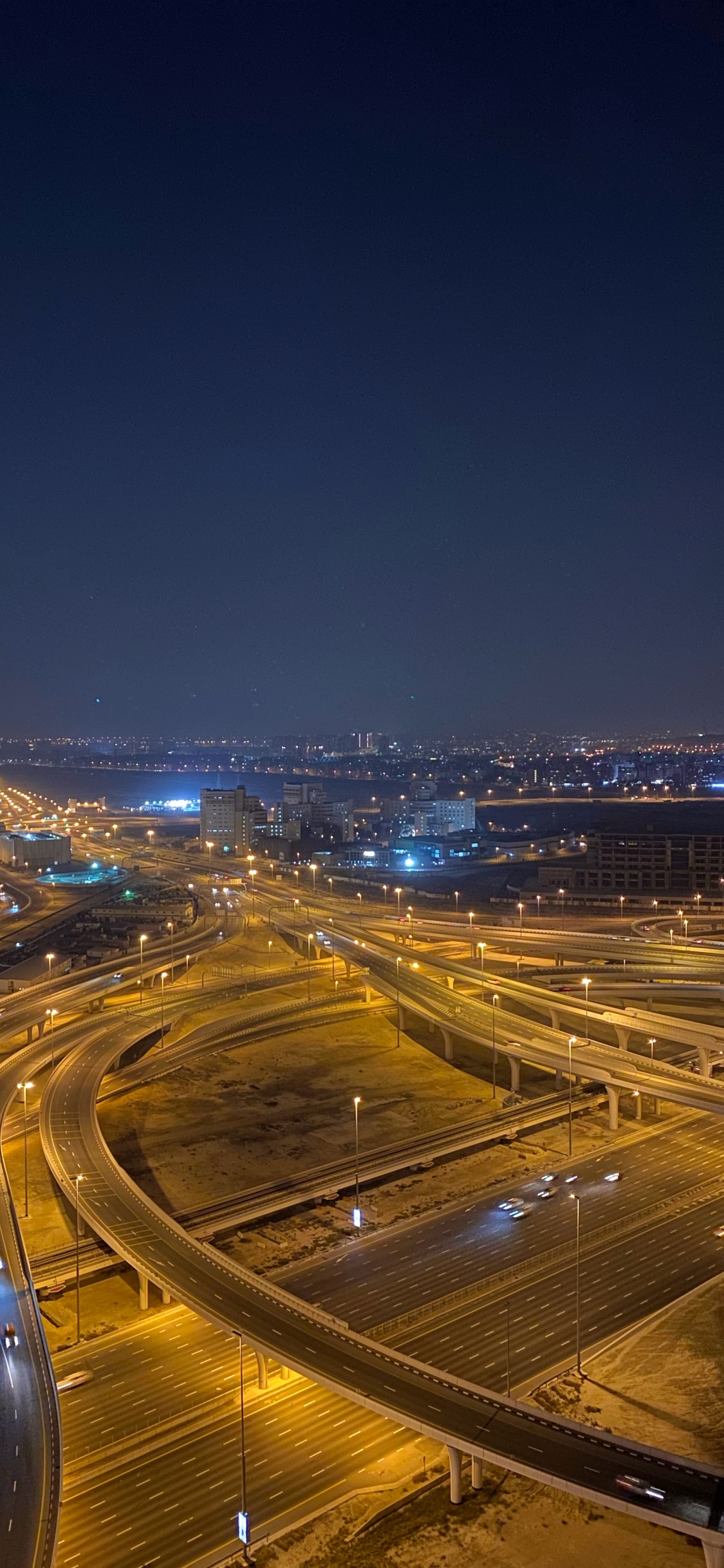 Обои Дубай, дорога, ночь, городской район, город в разрешении 1125x2436