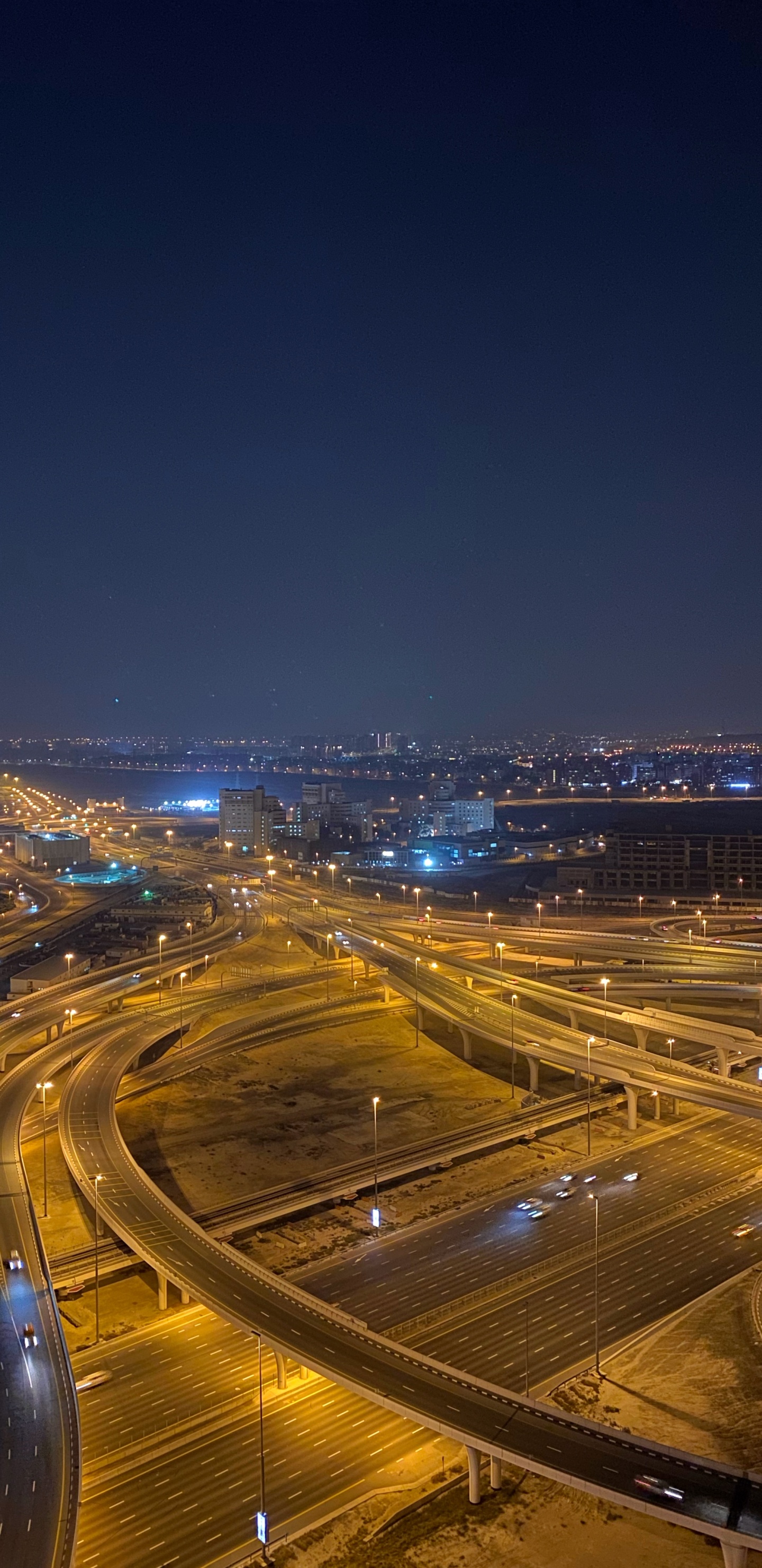 Обои Дубай, дорога, ночь, городской район, город в разрешении 1440x2960