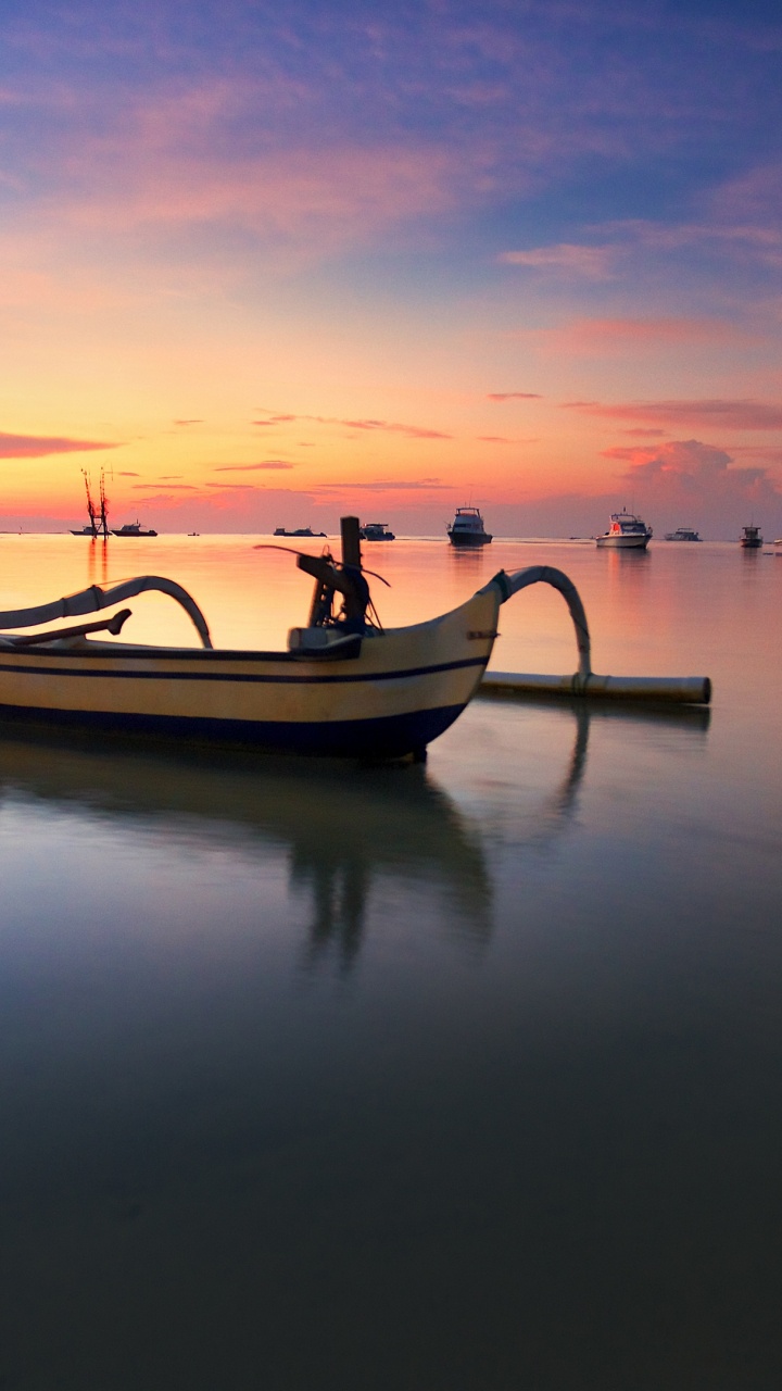 Обои отражение, облако, вода, лодка, озеро в разрешении 720x1280