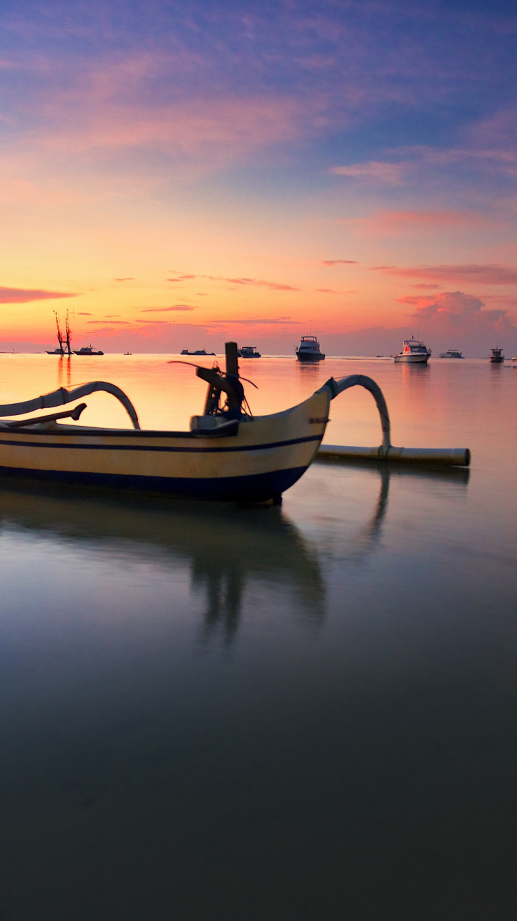 Обои отражение, облако, вода, лодка, озеро в разрешении 750x1334