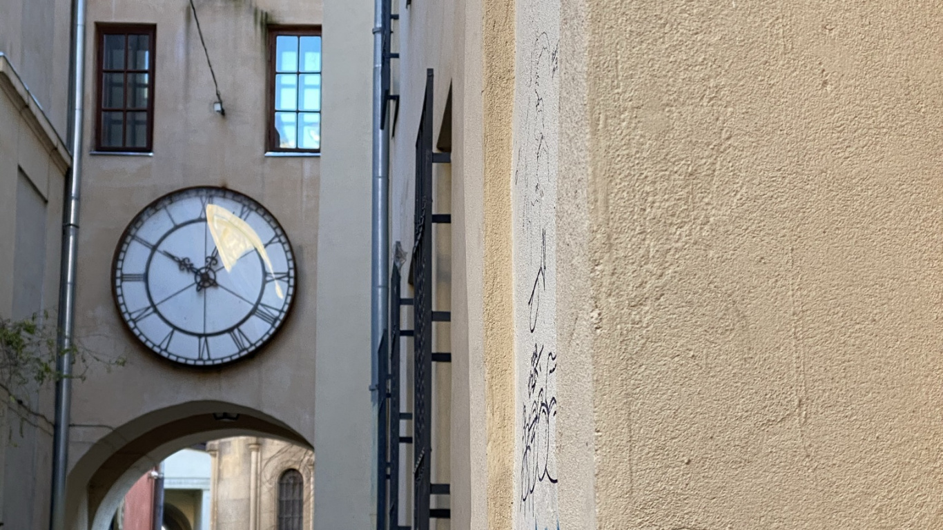 Обои аллея, стена, цвет беж, бетон, настенные часы в разрешении 1366x768