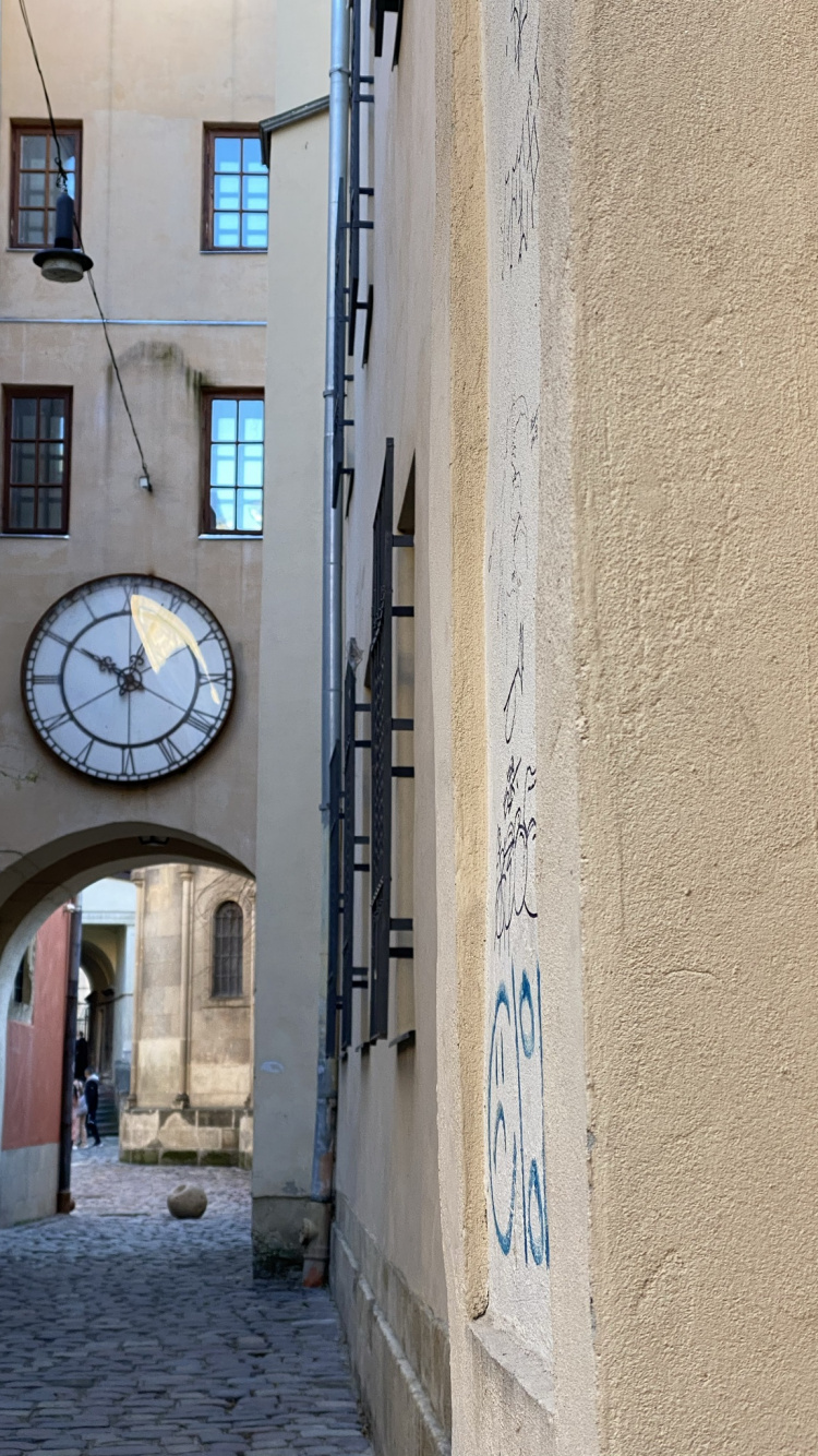 Обои аллея, стена, цвет беж, бетон, настенные часы в разрешении 750x1334