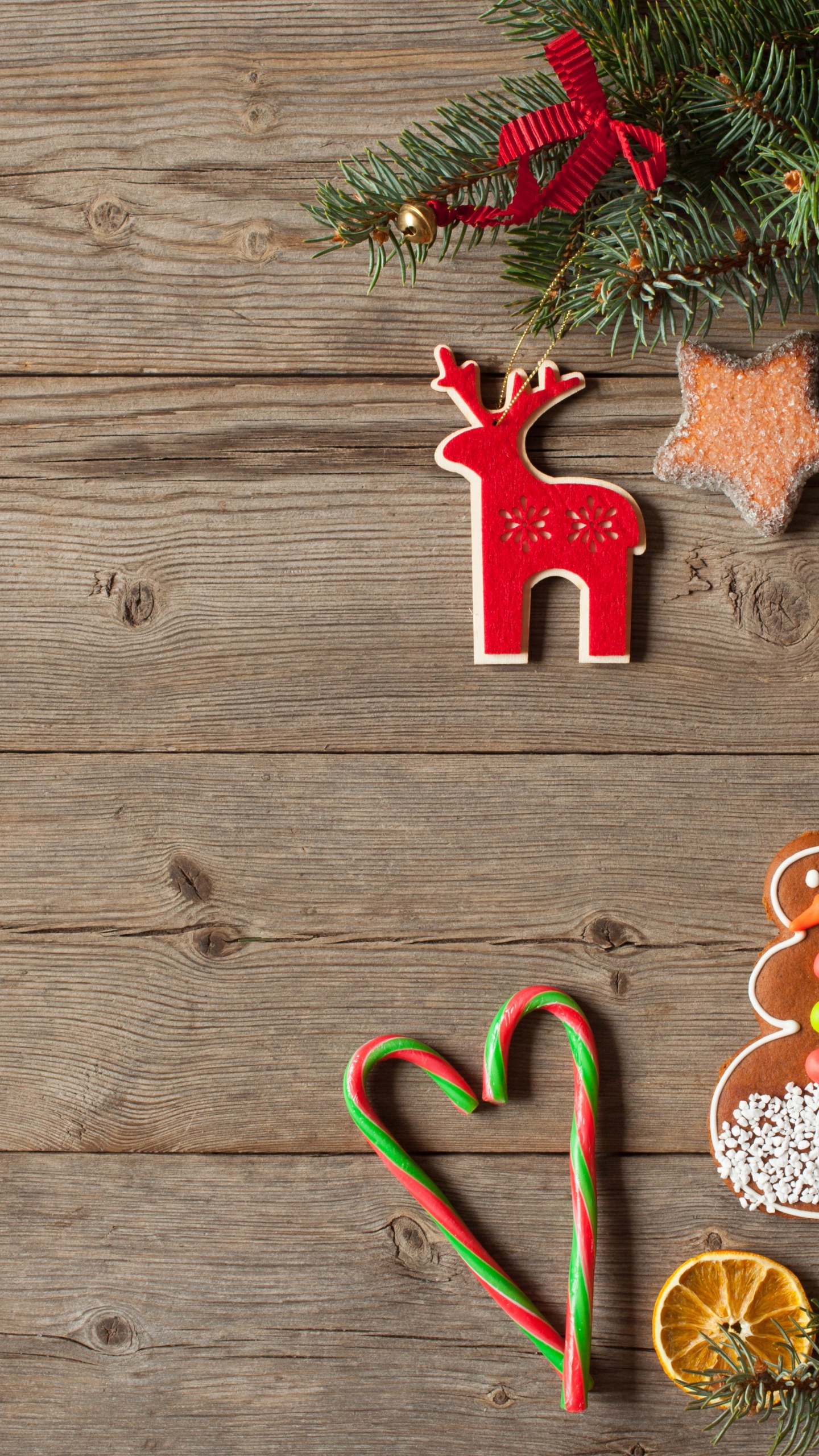 Обои Новый год, Рождество, имбирный пряник, рождественский орнамент, елка в разрешении 1440x2560