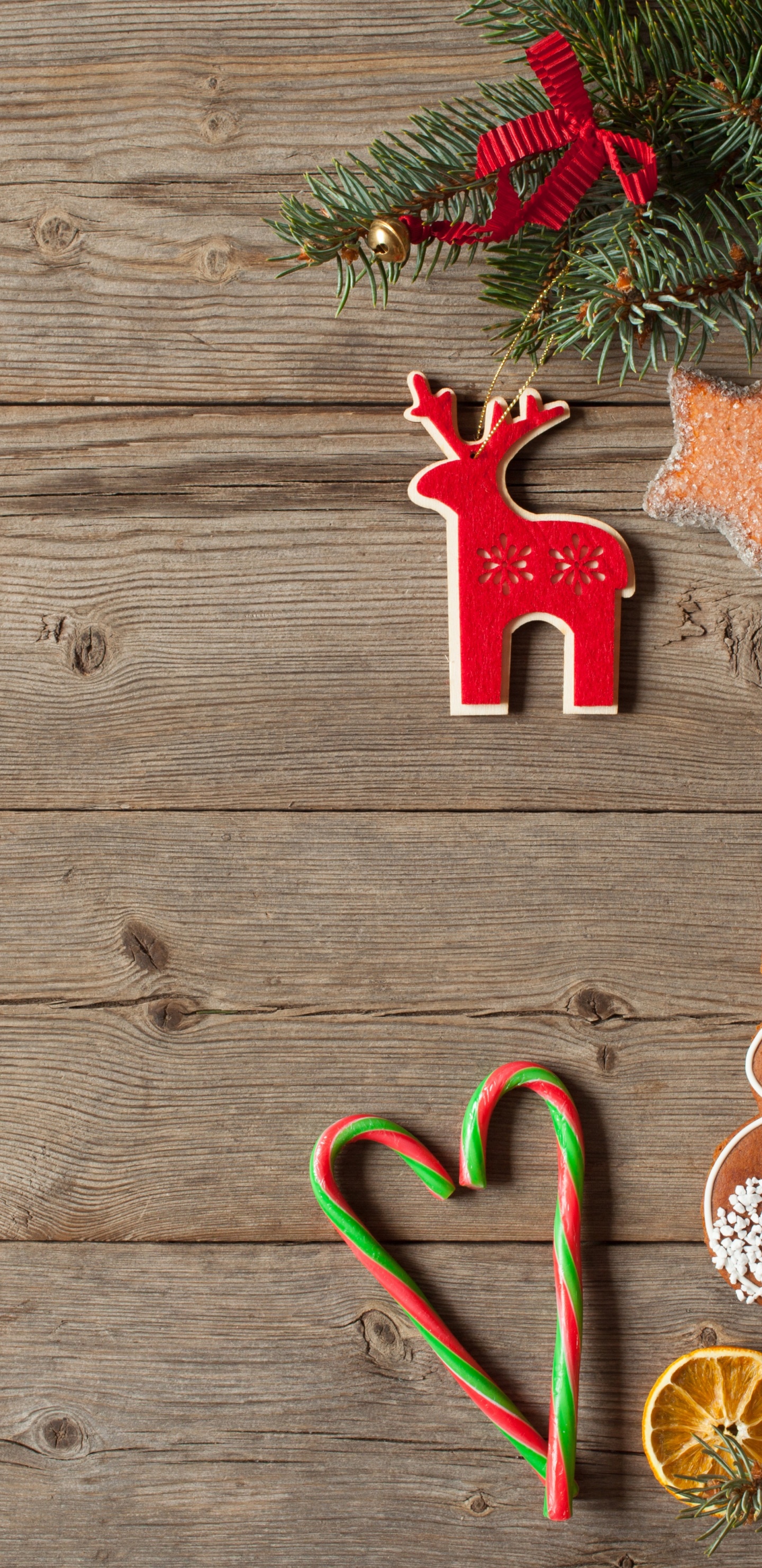 Обои Новый год, Рождество, имбирный пряник, рождественский орнамент, елка в разрешении 1440x2960