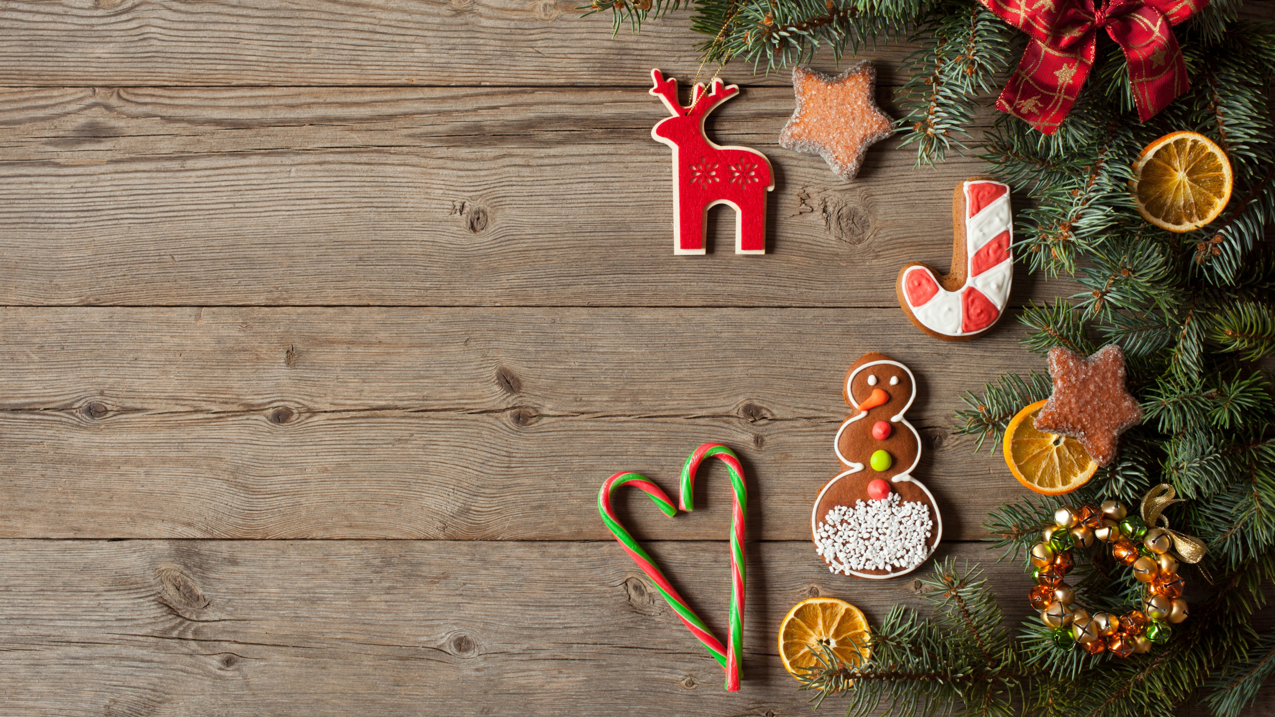 Обои Новый год, Рождество, имбирный пряник, рождественский орнамент, елка в разрешении 2560x1440