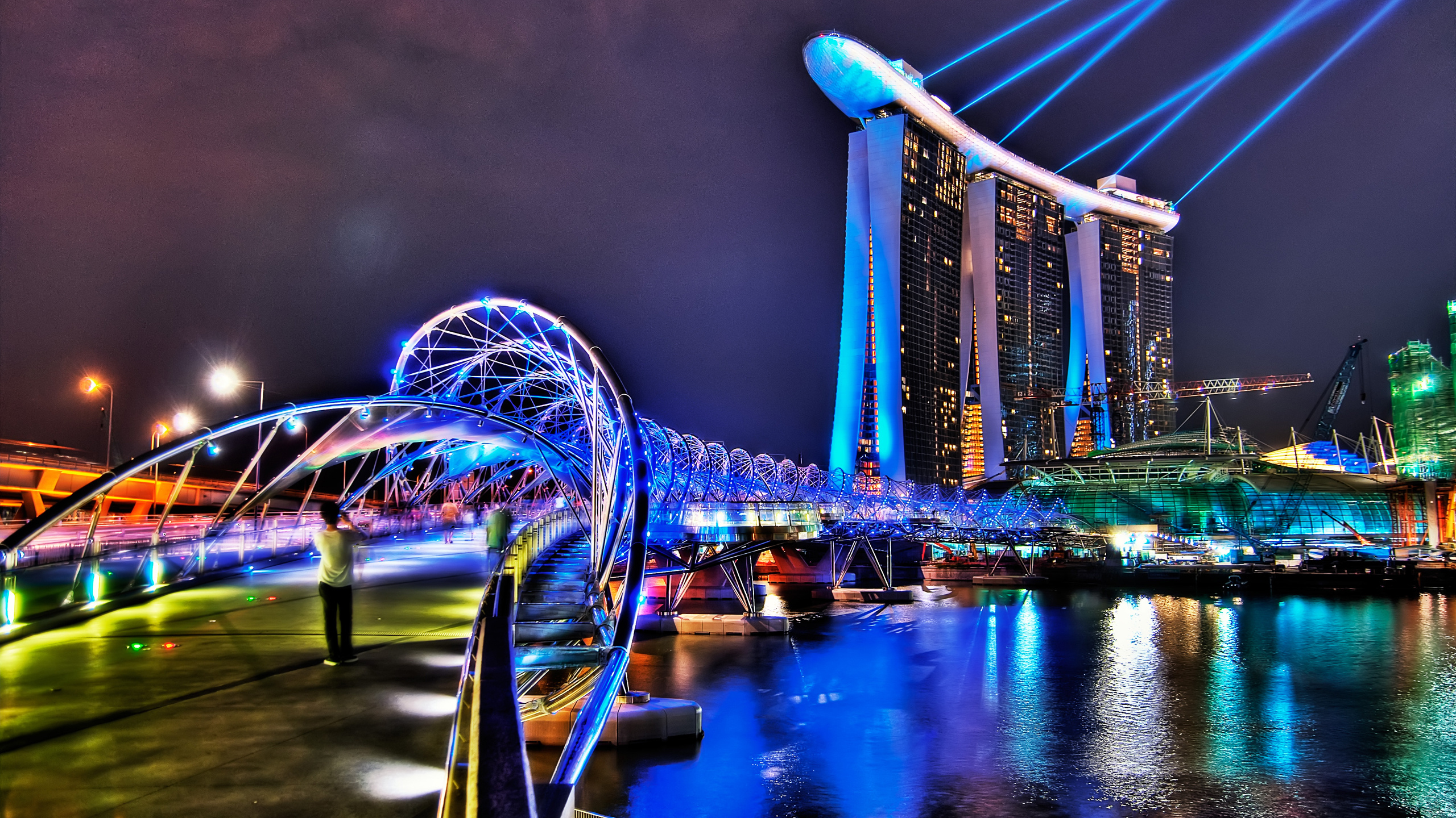 Обои Марина Бэй Сэндс Сингапур, мост, ночь, ориентир, городской район в разрешении 2560x1440