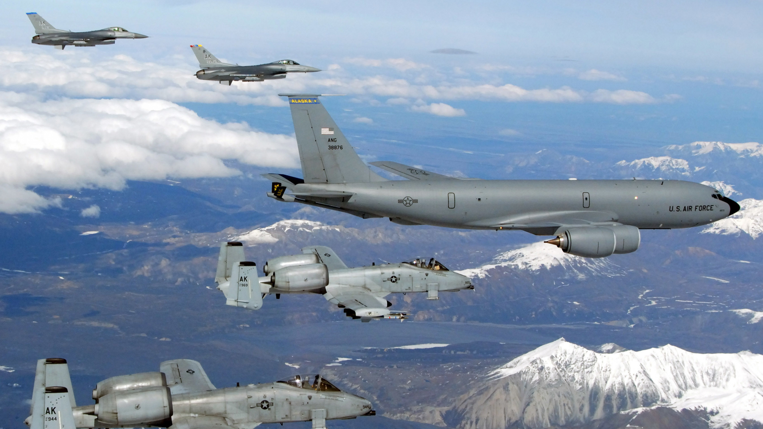 Обои военный самолет, самолеты, Боинг KC-135 Стратотанкер, самолет, реактивный самолет в разрешении 2560x1440