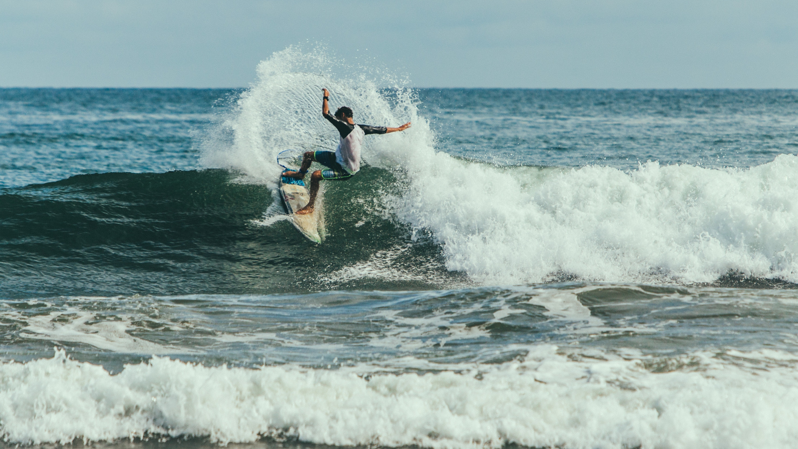 Обои серфинг, доска, волна, ветровая волна, boardsport в разрешении 2560x1440