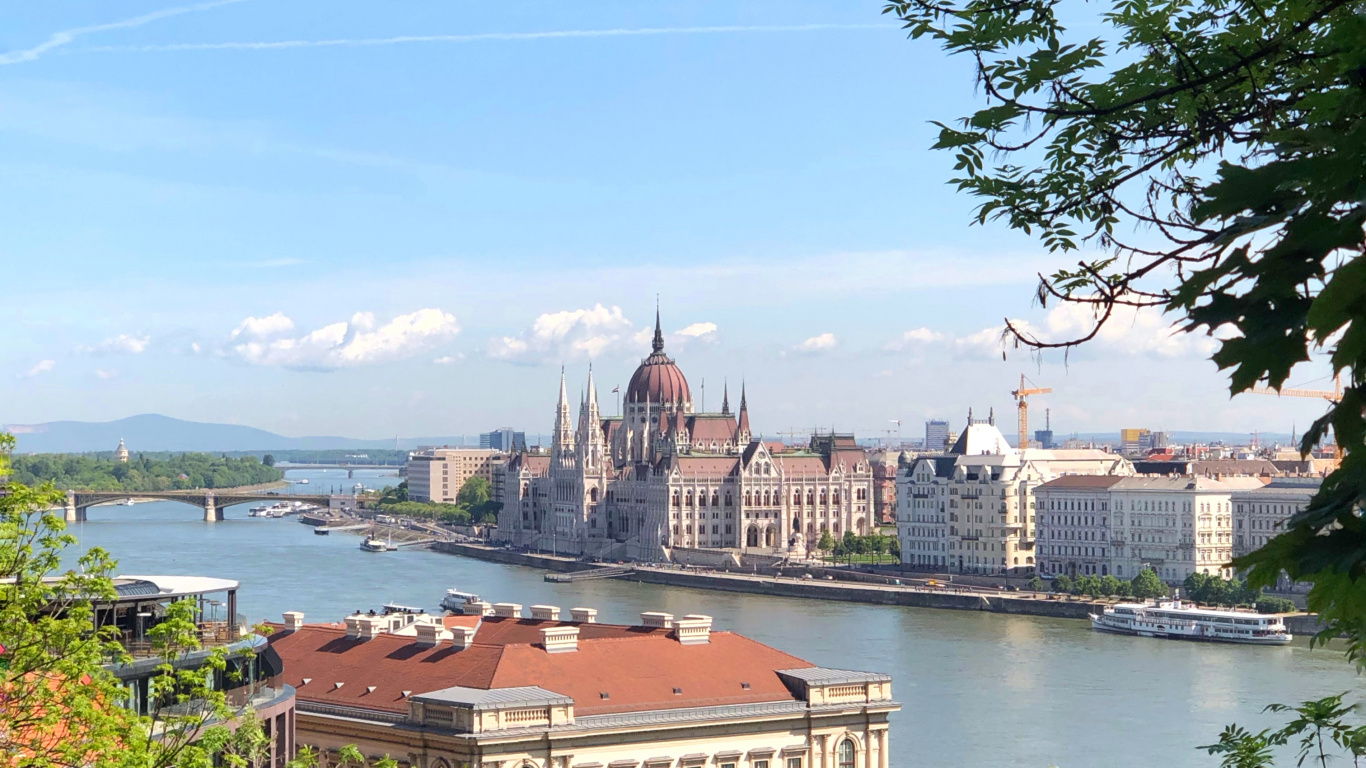 Обои пейзажи гор, вода, недвижимость, водоем, водный путь в разрешении 1366x768