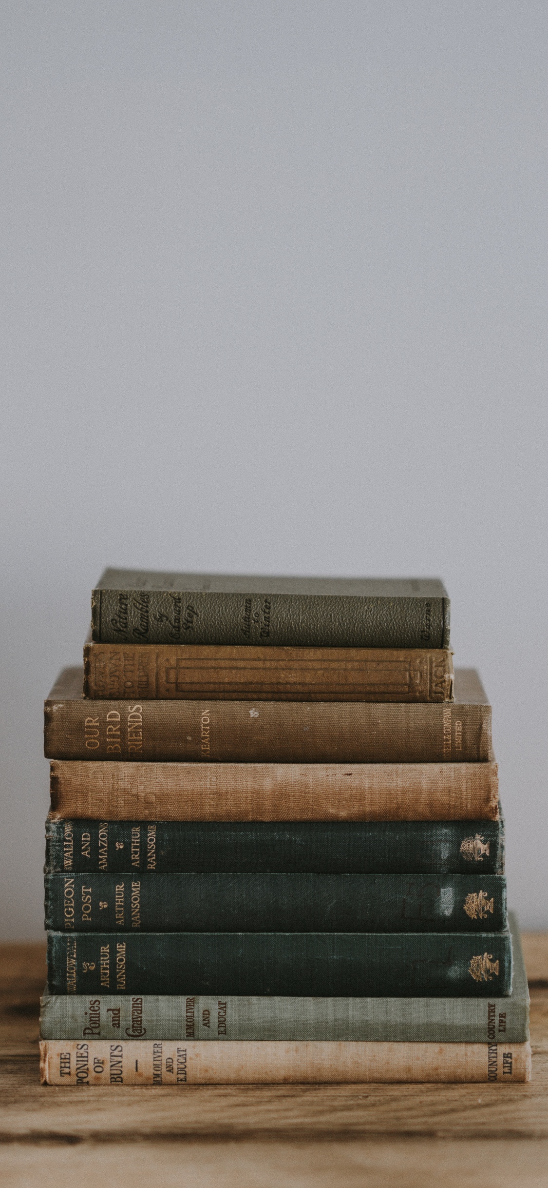 Обои книга, чтение, бумага, обложка книги в разрешении 1125x2436