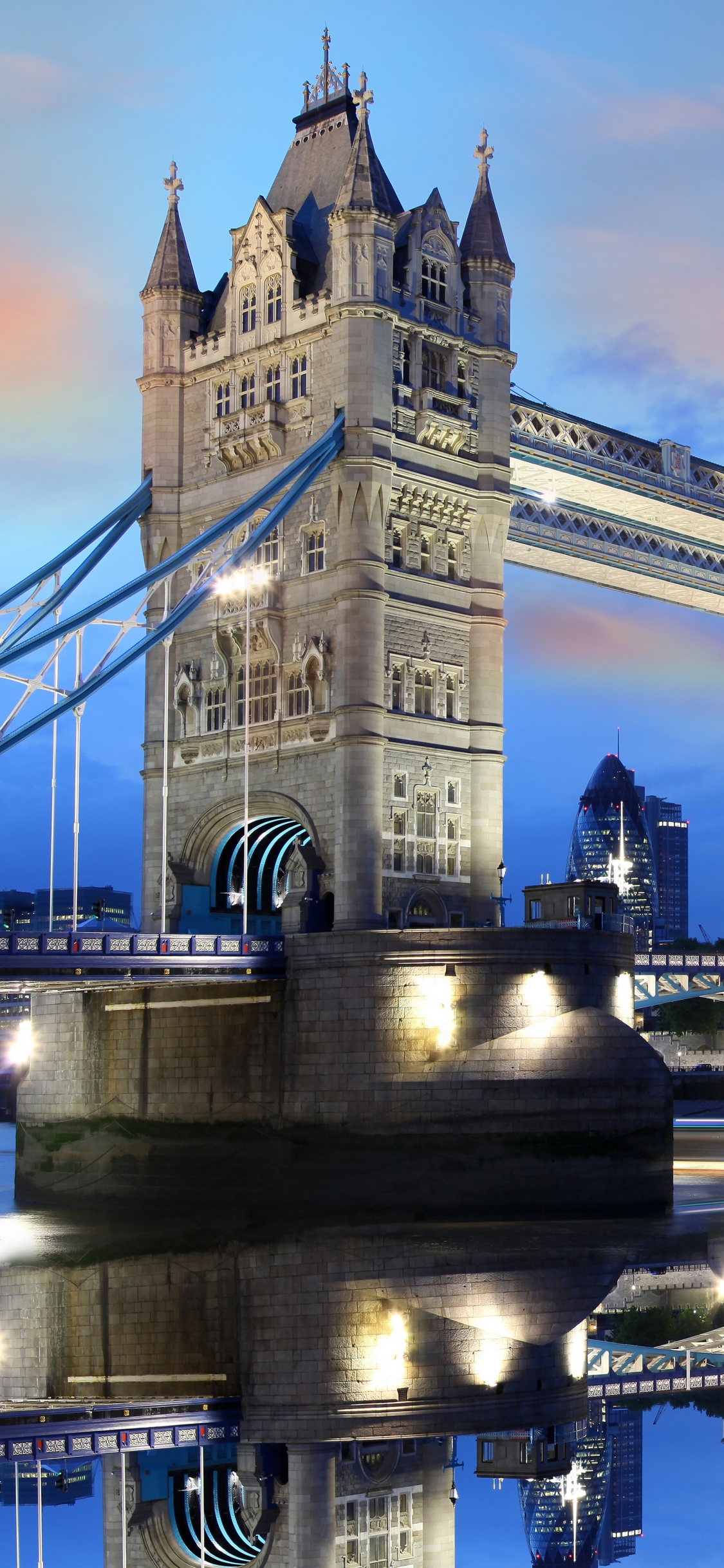 Обои тауэрский мост, лондонский Тауэр, отражение, ориентир, мост в разрешении 1125x2436