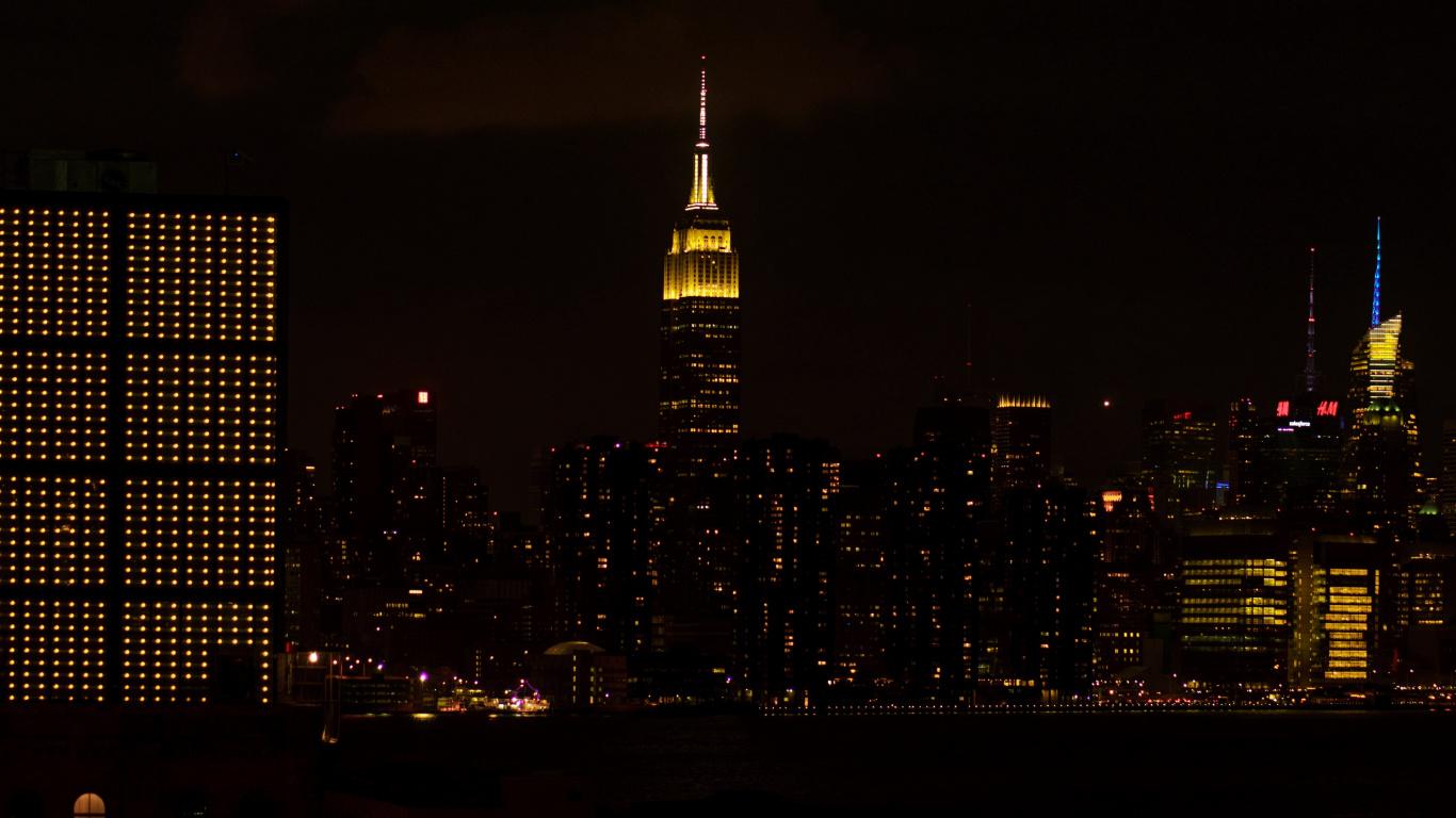 Обои небоскреб, город, метрополия, городской пейзаж, ночь в разрешении 1366x768