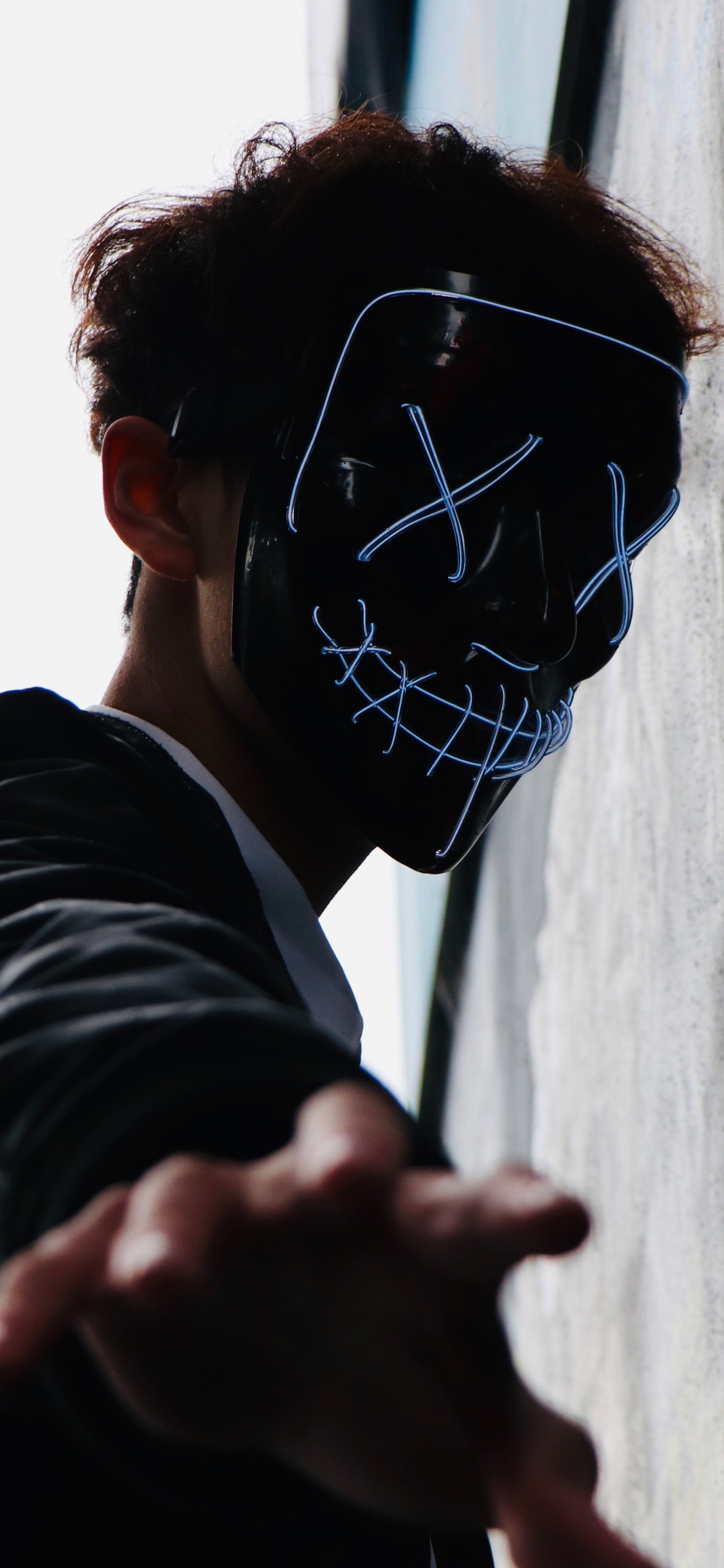 Обои человек, футболка, головной убор, одежда, китайский язык в разрешении 1242x2688