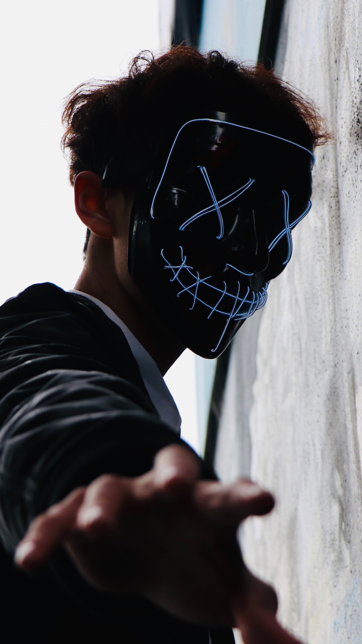 Обои человек, футболка, головной убор, одежда, китайский язык в разрешении 1440x2560