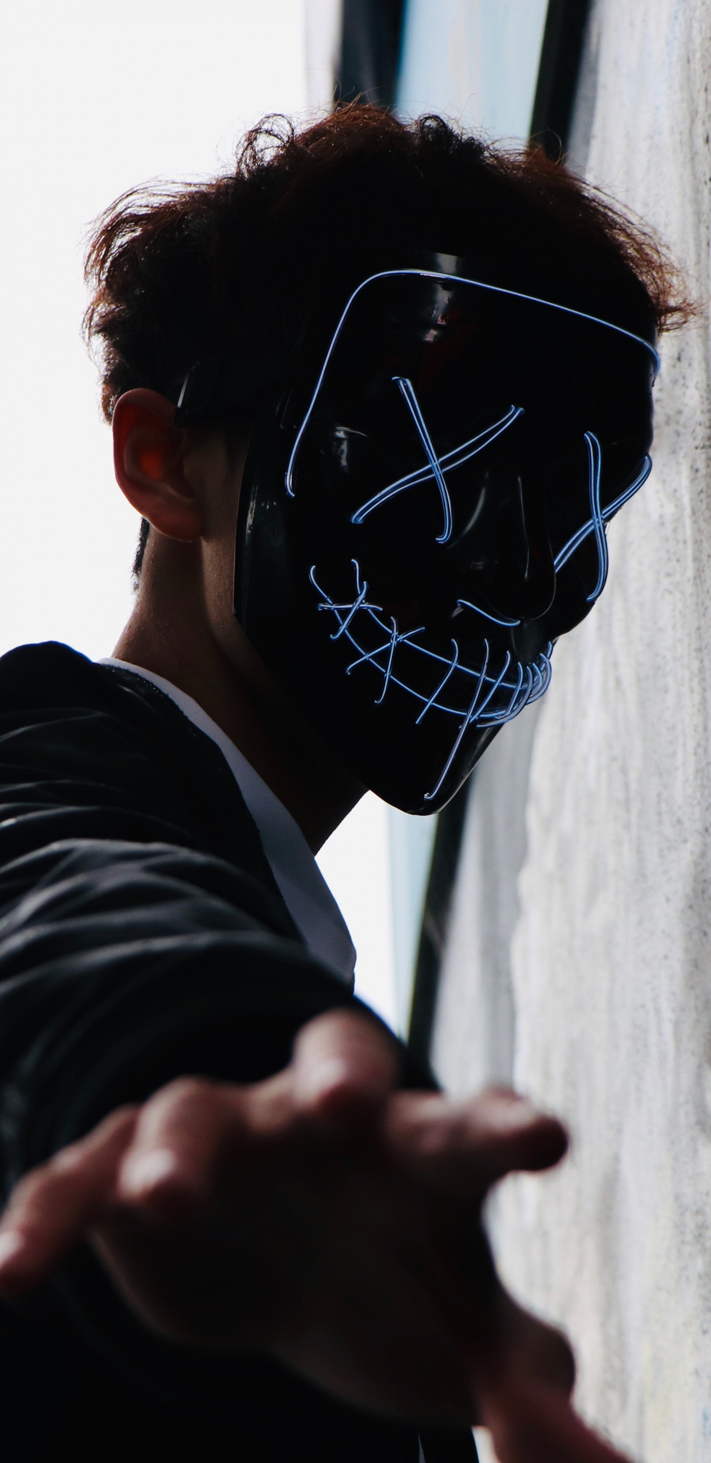 Обои человек, футболка, головной убор, одежда, китайский язык в разрешении 1440x2960