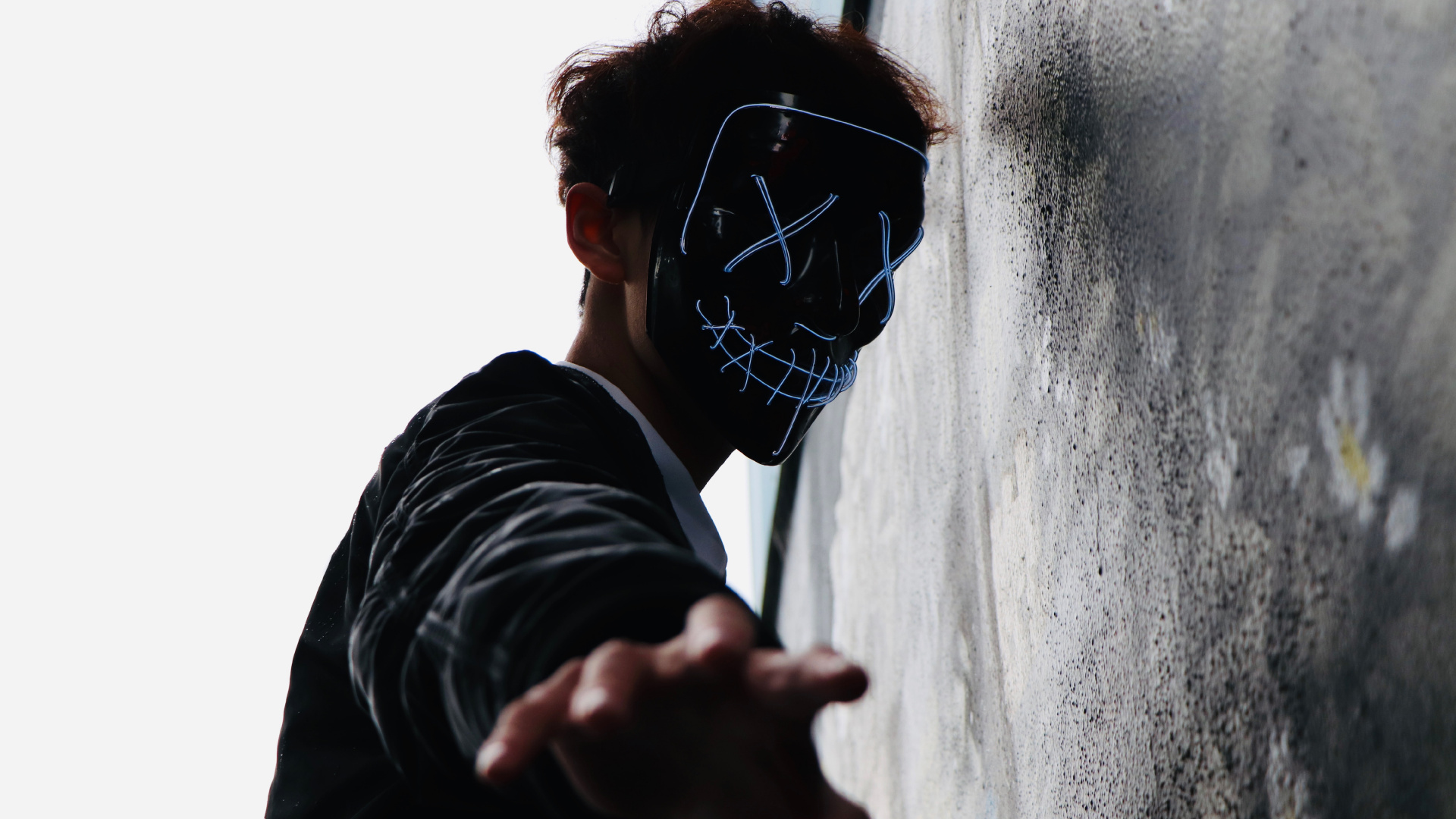 Обои человек, футболка, головной убор, одежда, китайский язык в разрешении 1920x1080