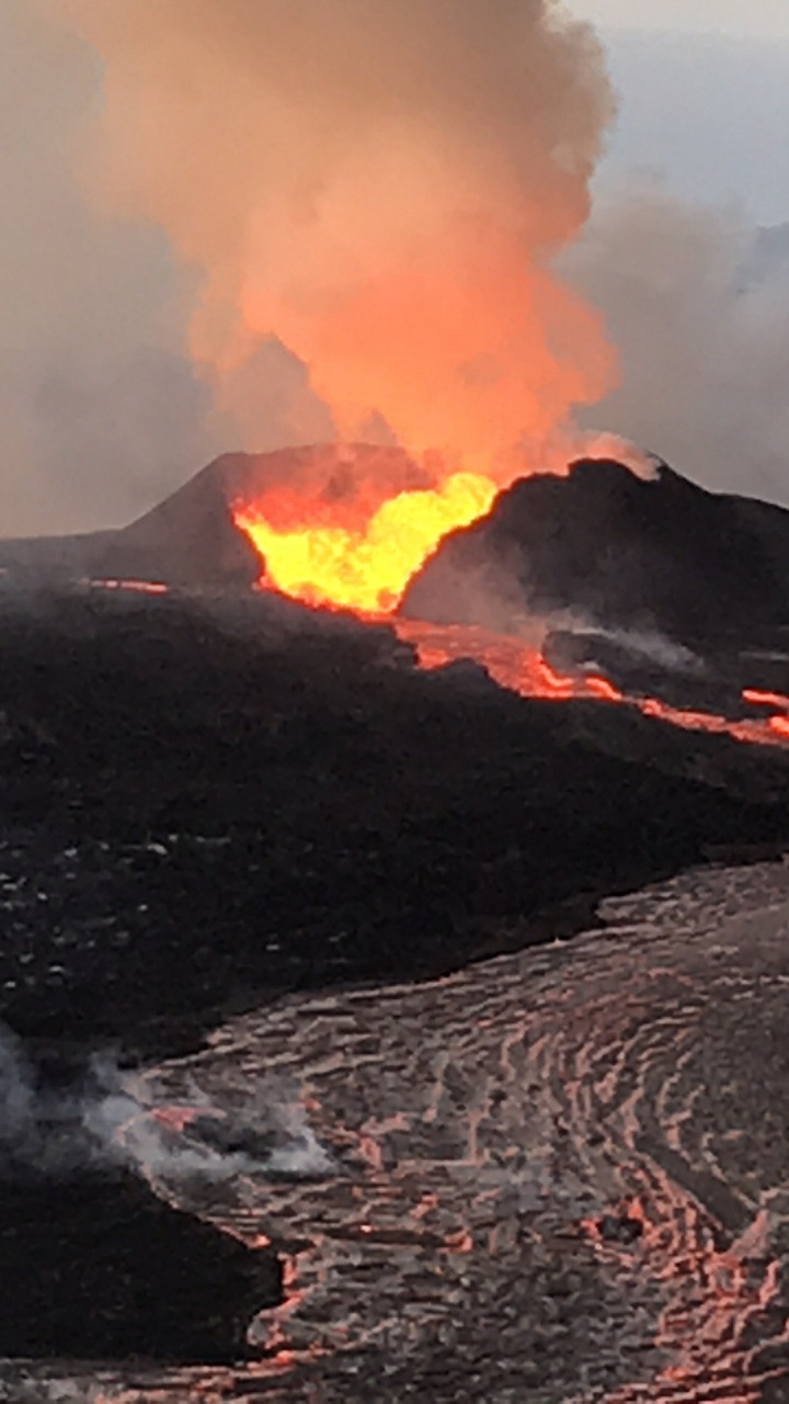 Обои Гавайская Обсерватория Вулкана, вулкан, вентиляционные щели, лава, вулканического рельефа в разрешении 720x1280