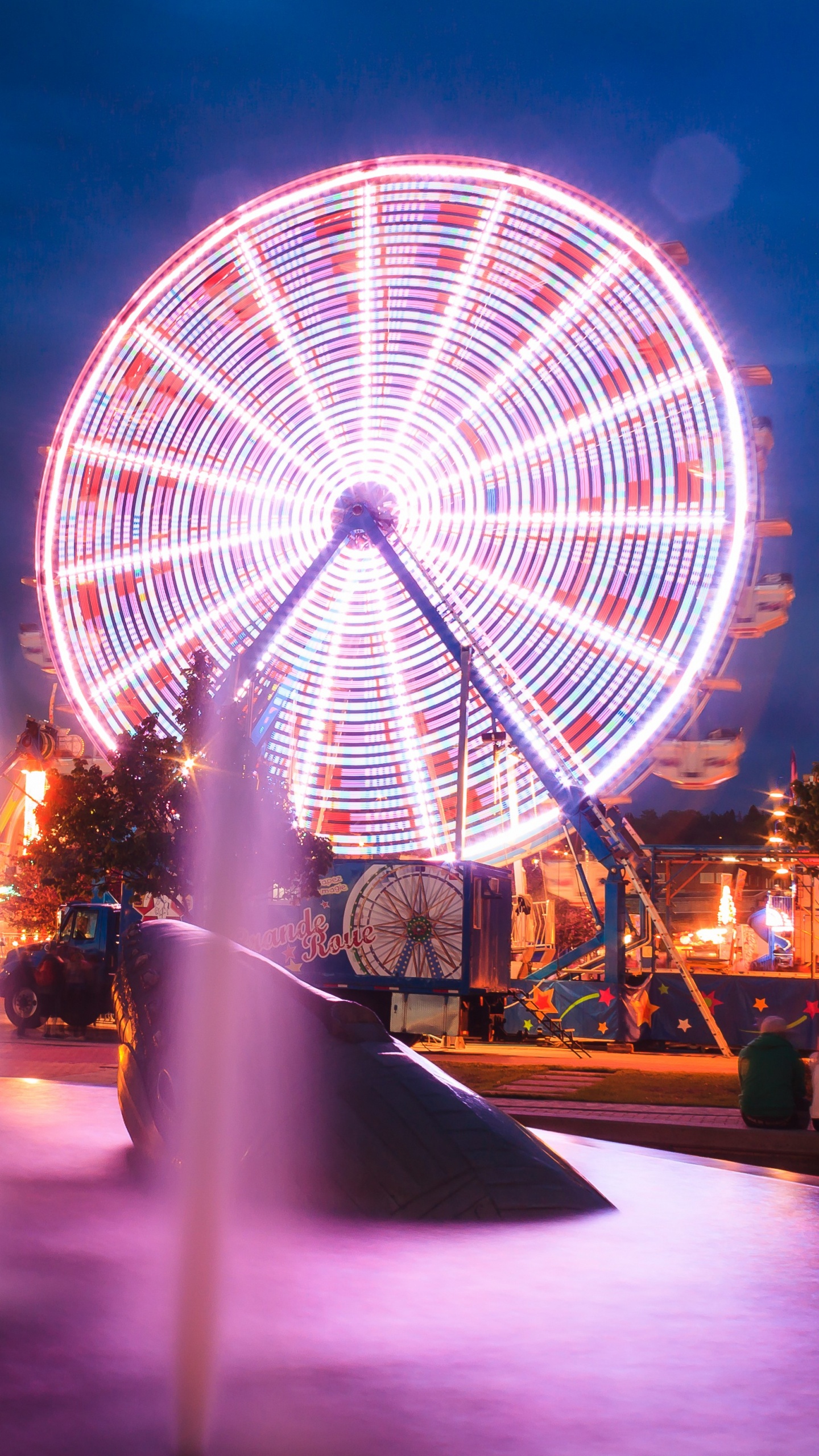 Обои экспозиция, колесо обозрения, ориентир, достопримечательность, свет в разрешении 1440x2560