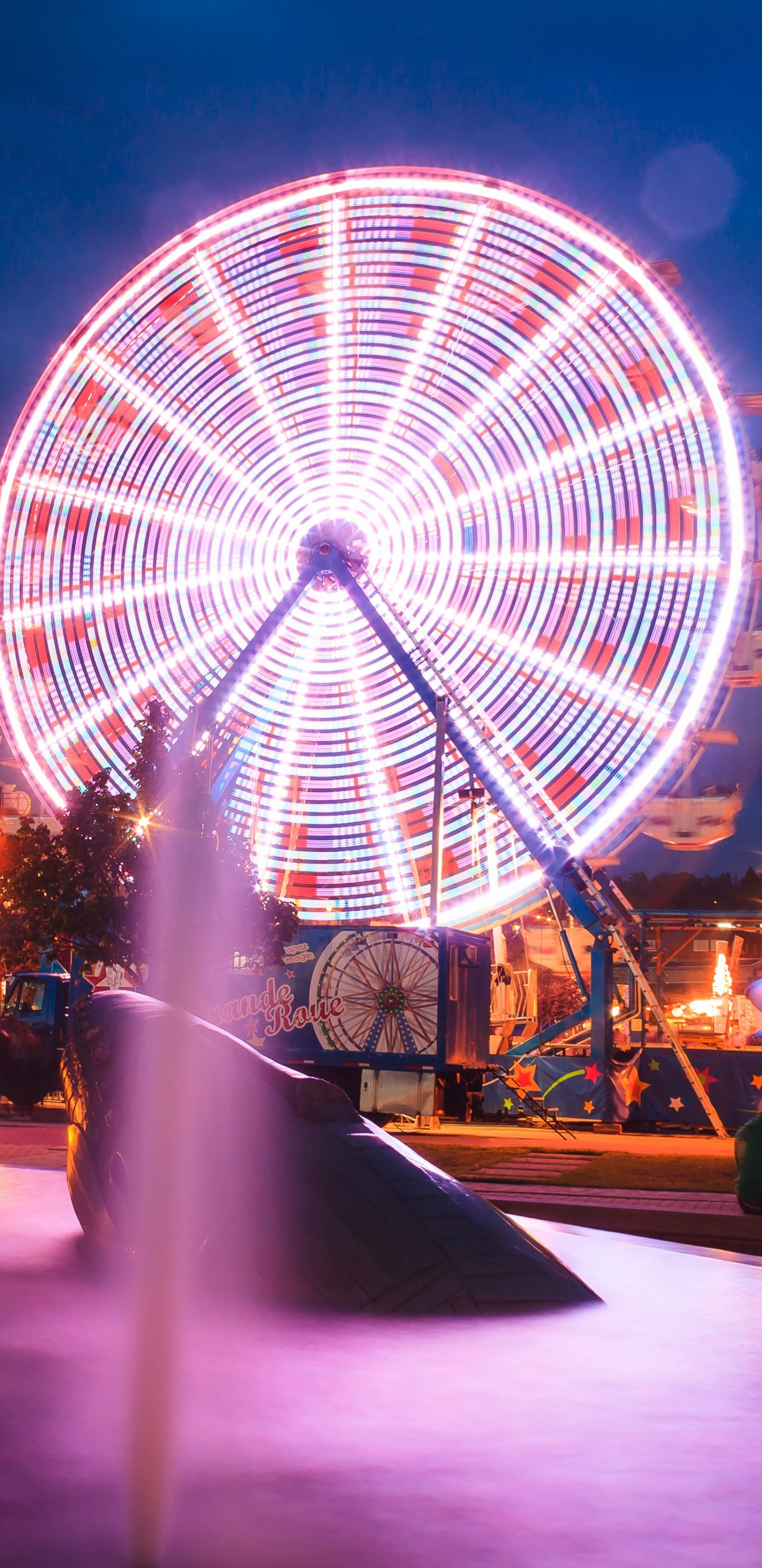 Обои экспозиция, колесо обозрения, ориентир, достопримечательность, свет в разрешении 1440x2960